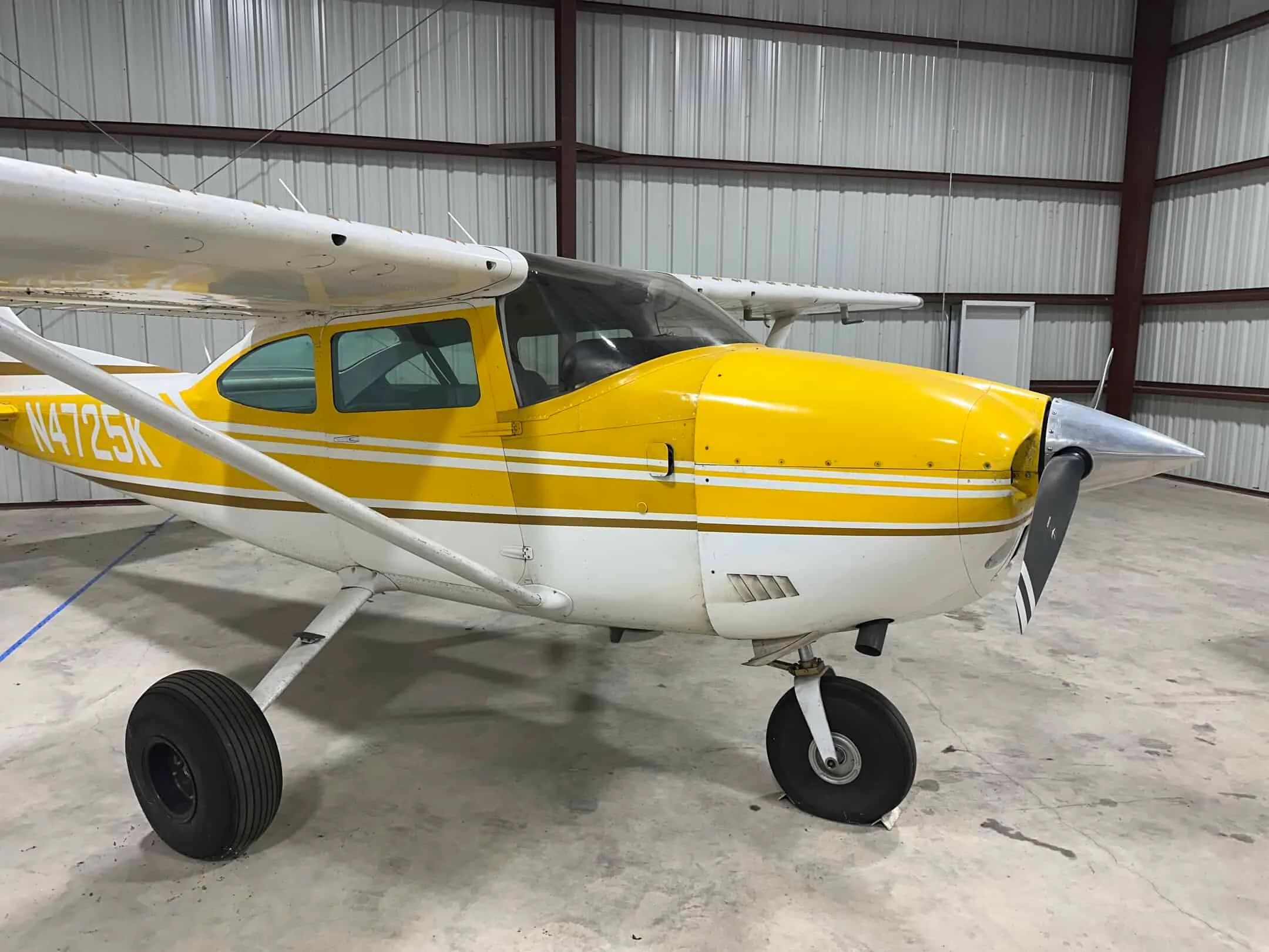 Exterior view of a 1975 Cessna 182P, N4725K.