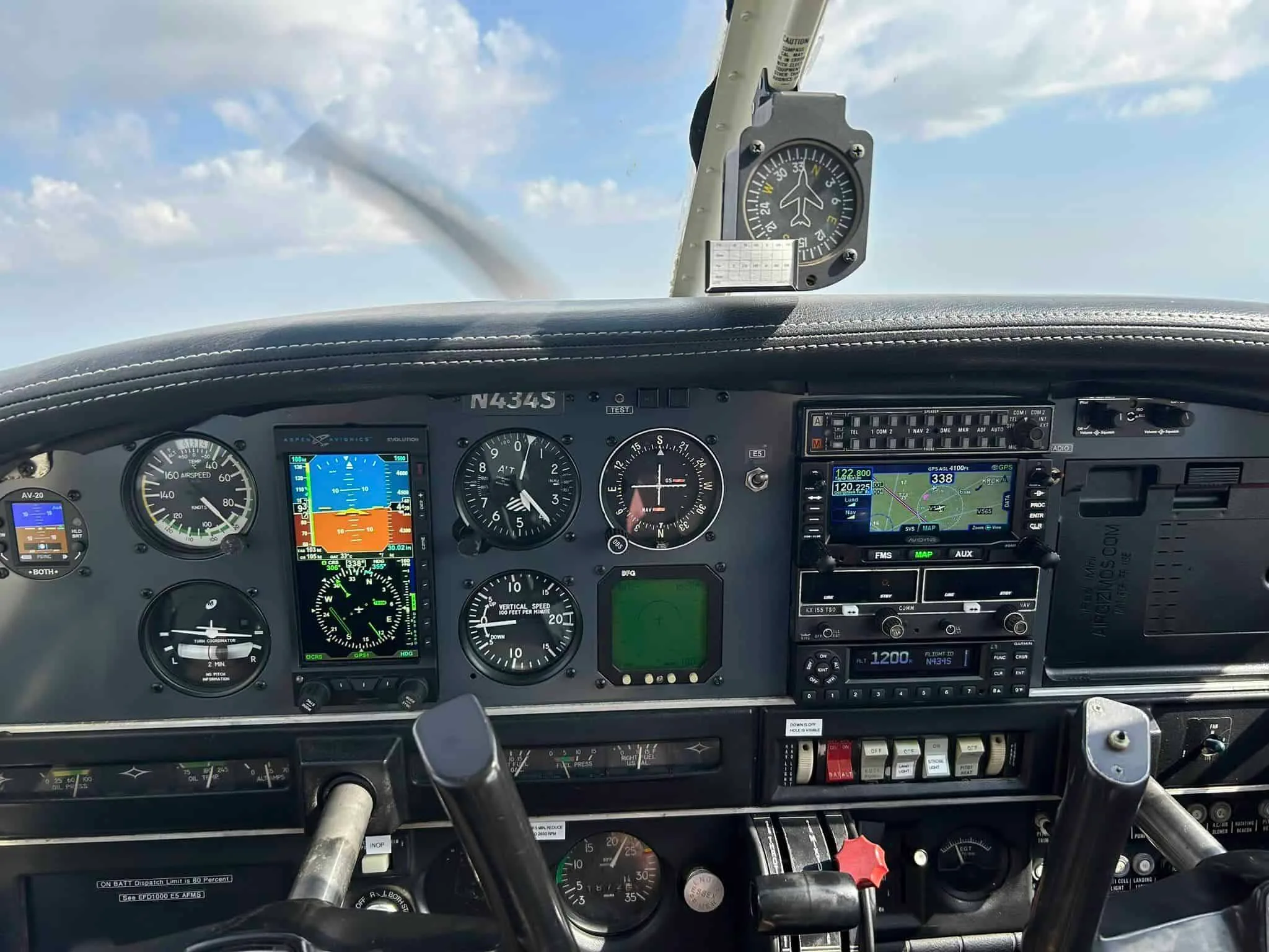 Cockpit and instrument panel of a 1981 Piper Archer.