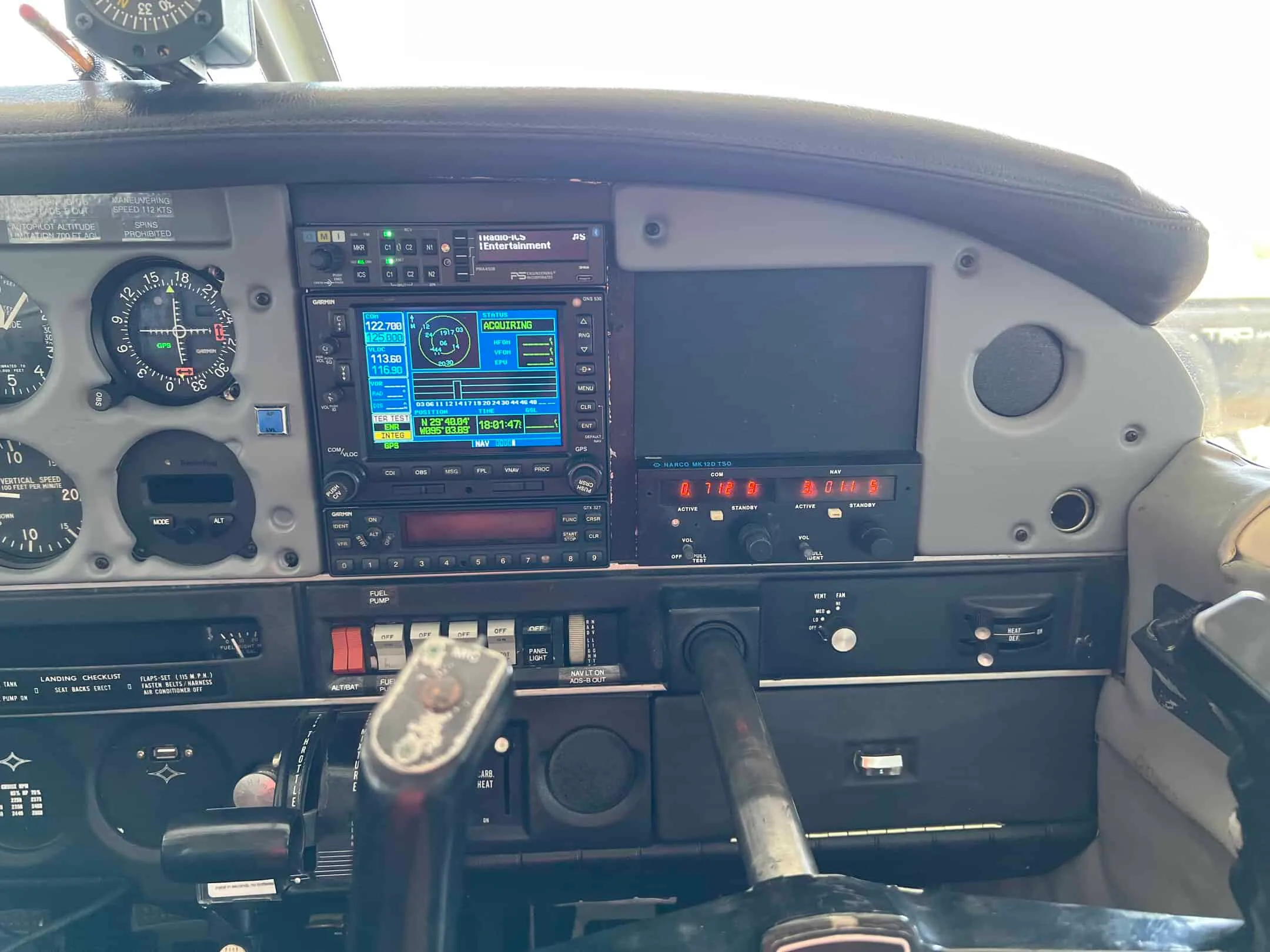 Cockpit and instrument panel of a Piper Cherokee 140.