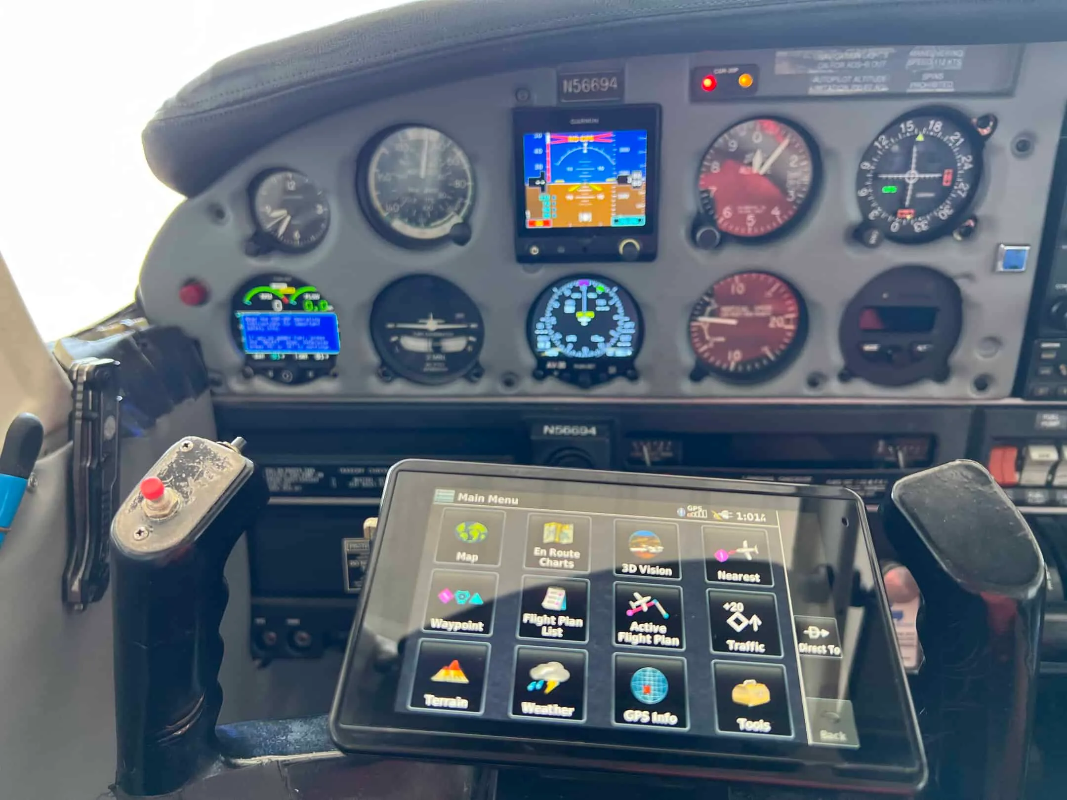 Avionics suite of a Piper Cherokee 140.