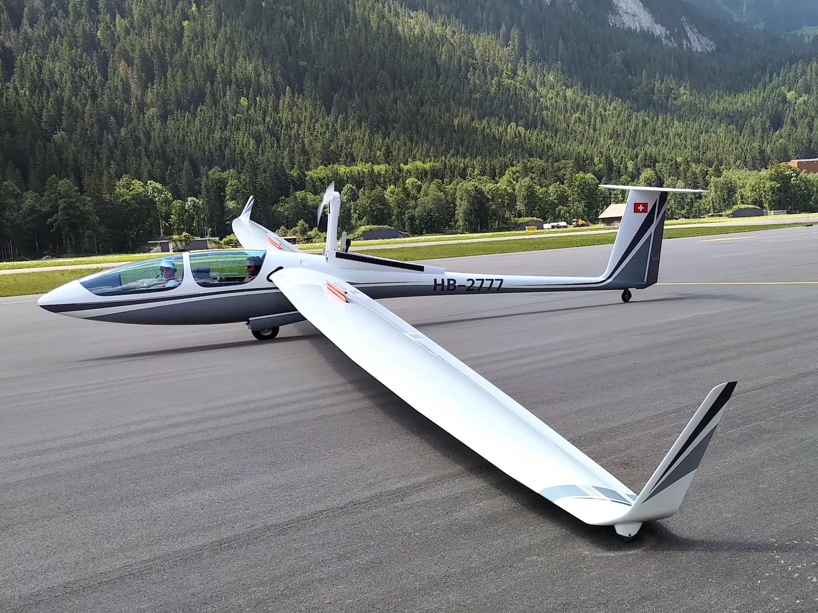 Exterior view of a 2019 Schleicher ASG 32 Mi.