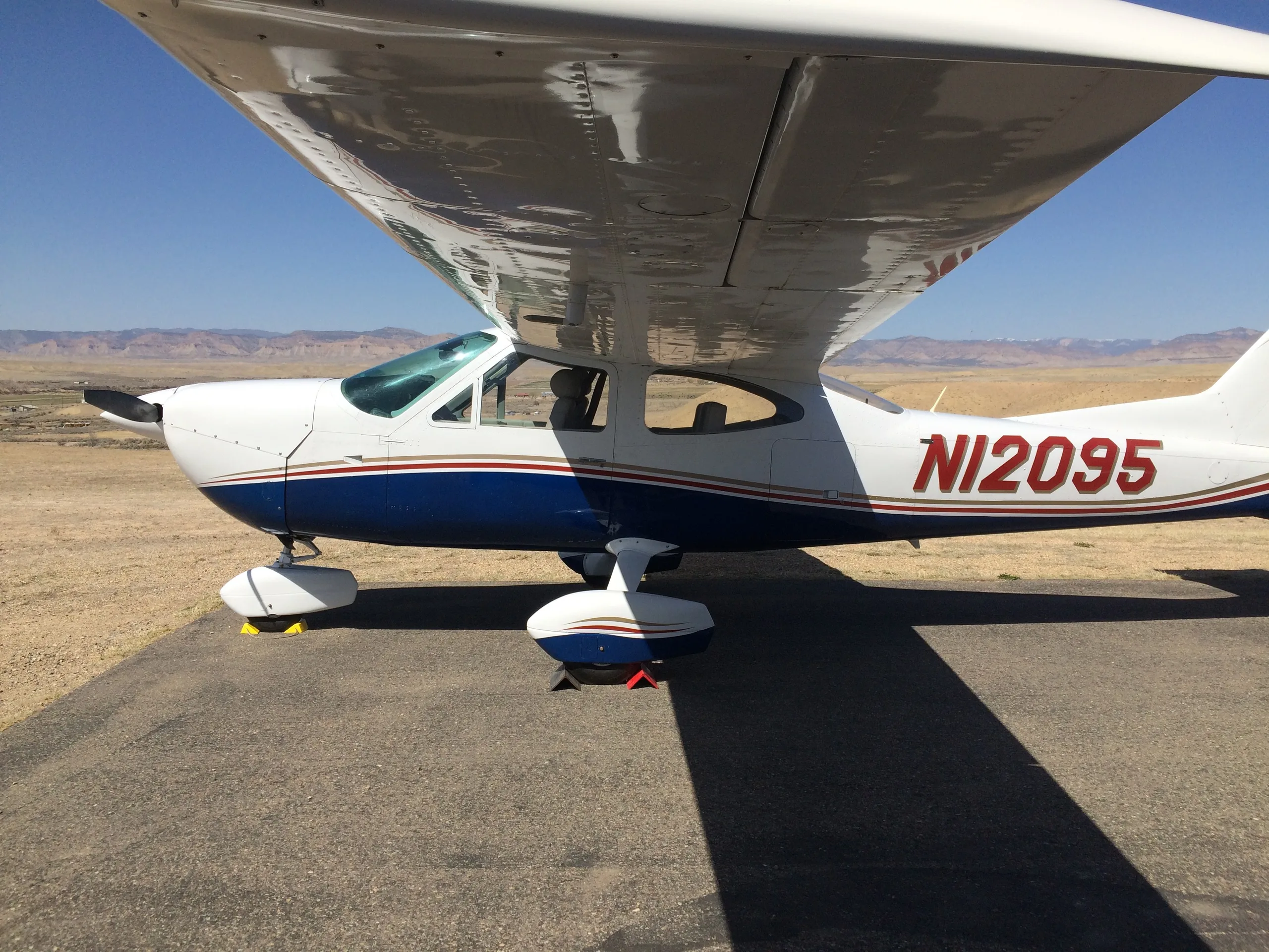 Exterior view of a aircraft, N12095.
