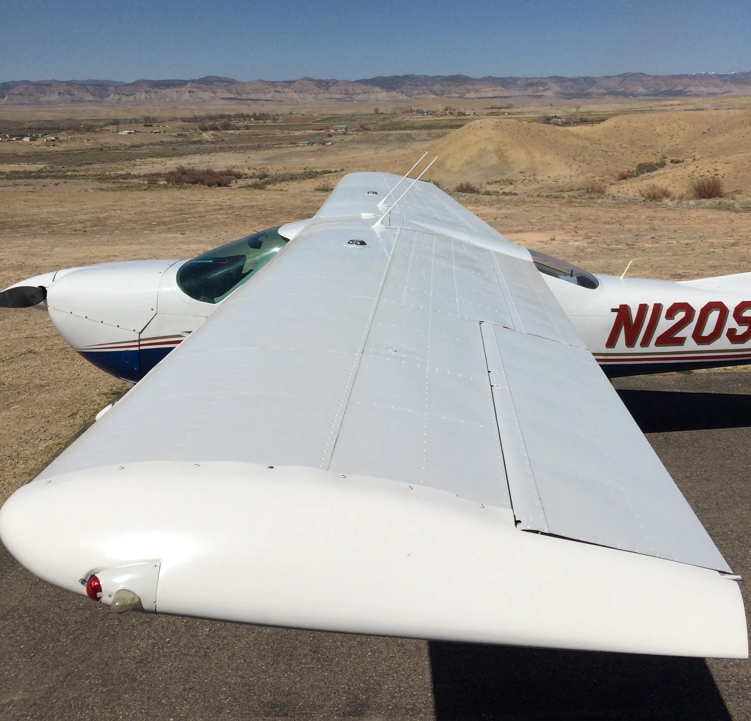 Exterior view of a aircraft, N12095.