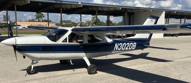 Exterior view of a aircraft, N302DB.