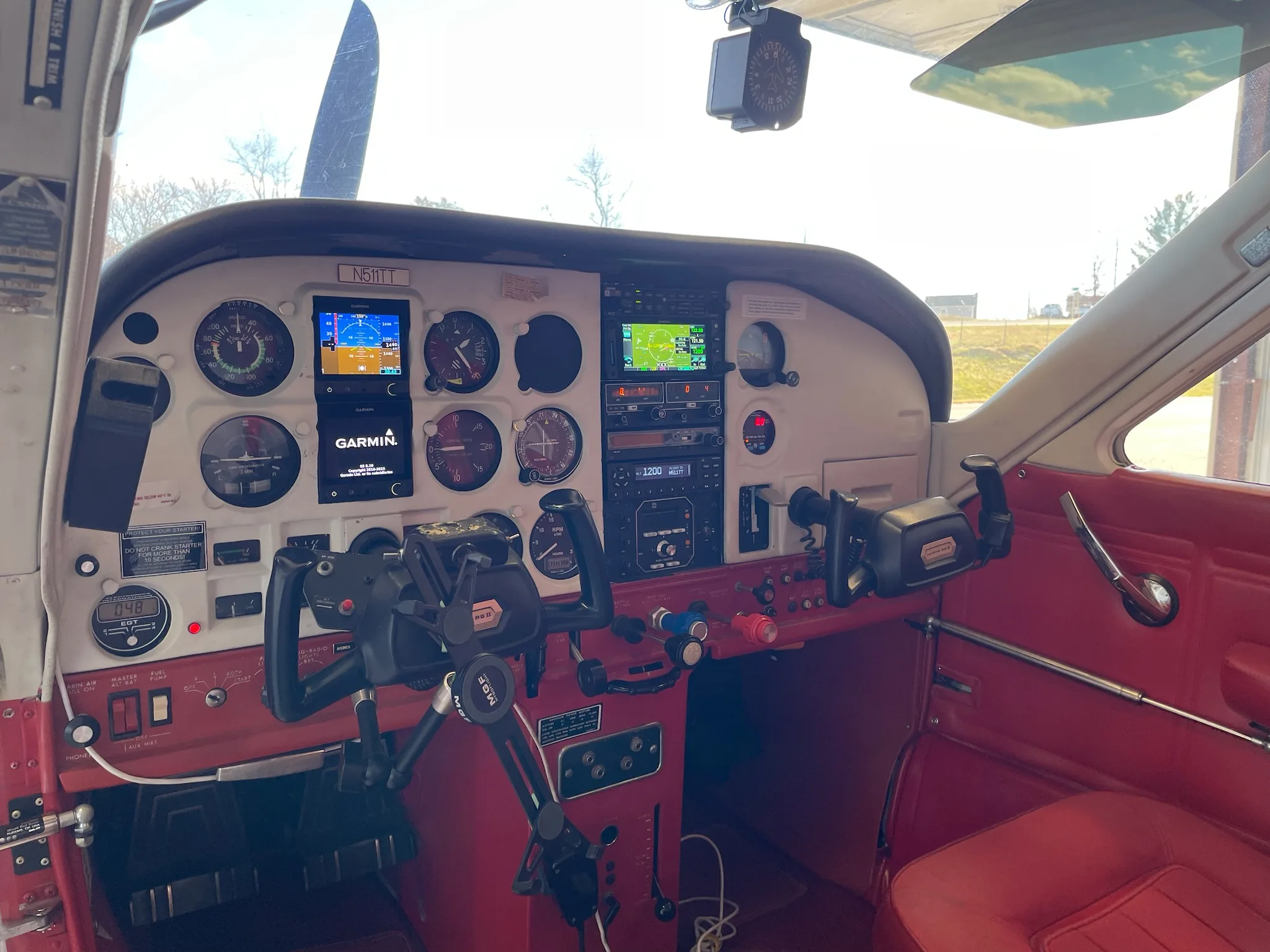Cockpit and instrument panel of a 1977.