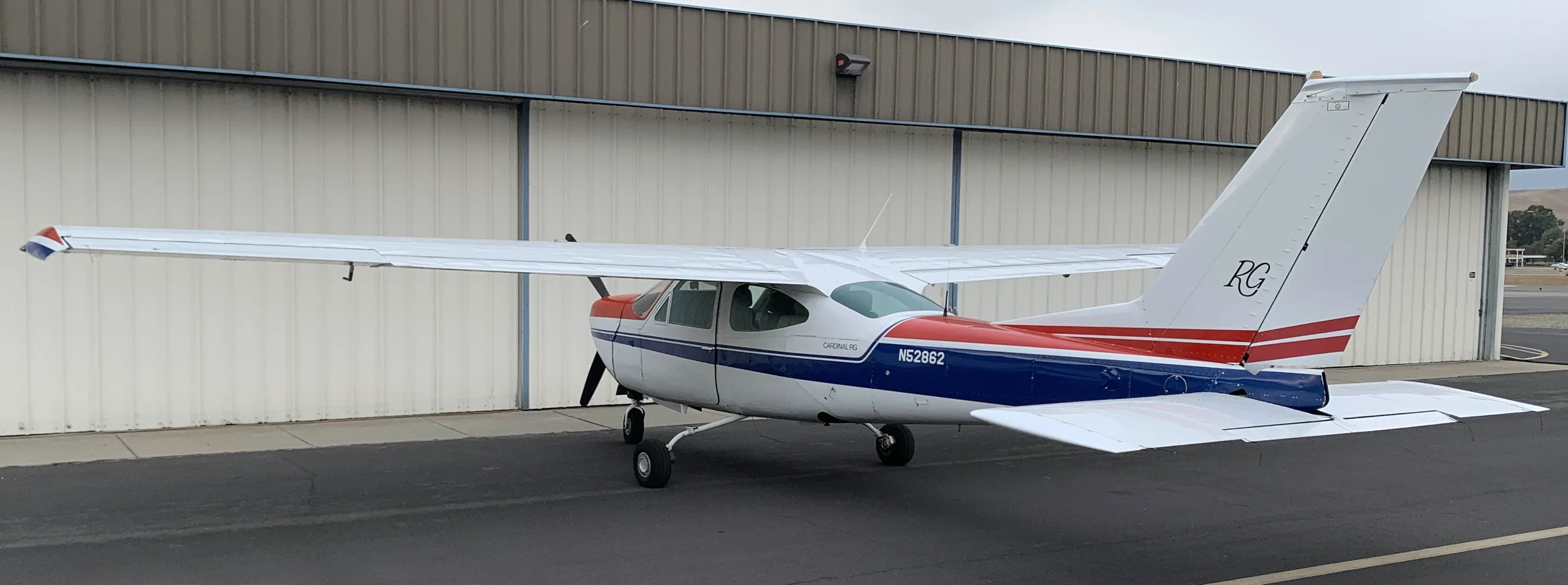 Exterior view of a aircraft, N52862.