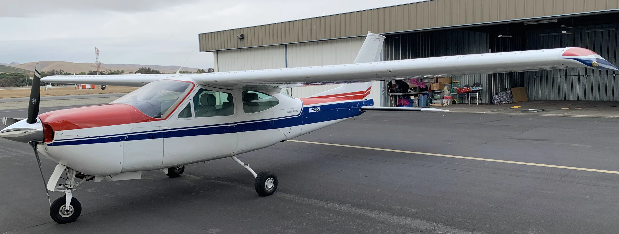 Exterior view of a aircraft, N52862.