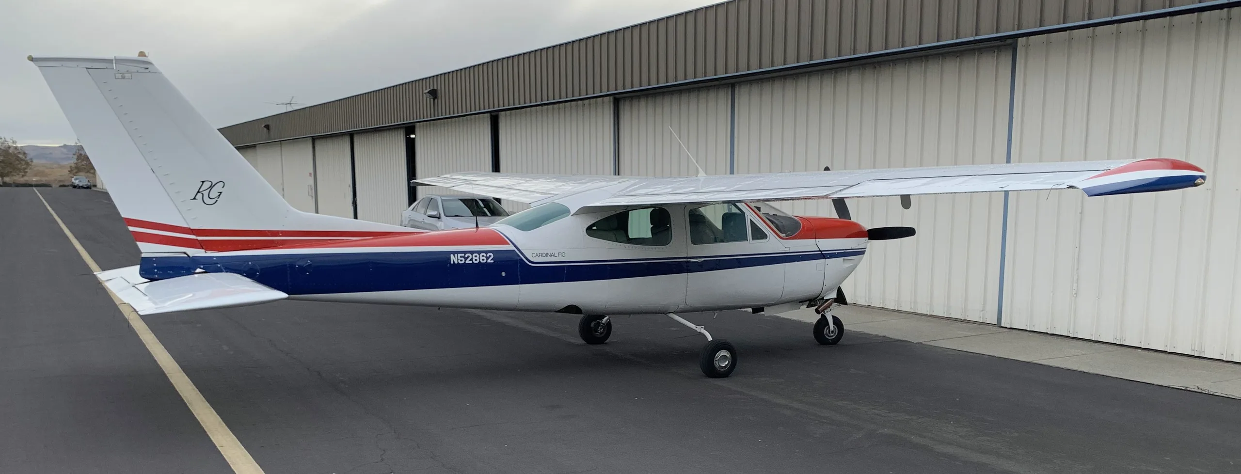 Exterior view of a aircraft, N52862.