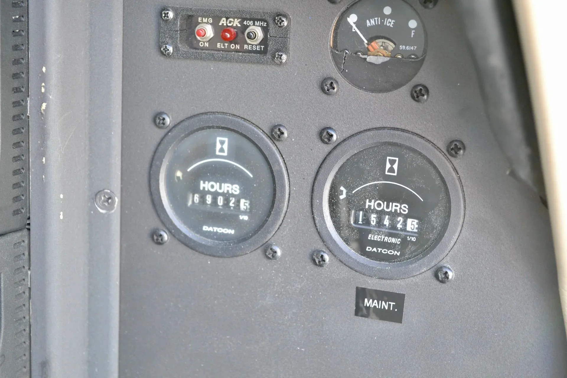 Cockpit and instrument panel of a 1979 Beechcraft 58 Baron — Carolina Jet.