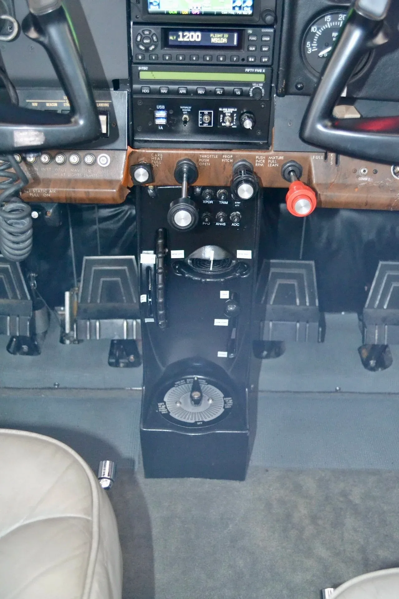 Cockpit and instrument panel of a 1979 Cessna 182Q Skylane — Carolina Jet.
