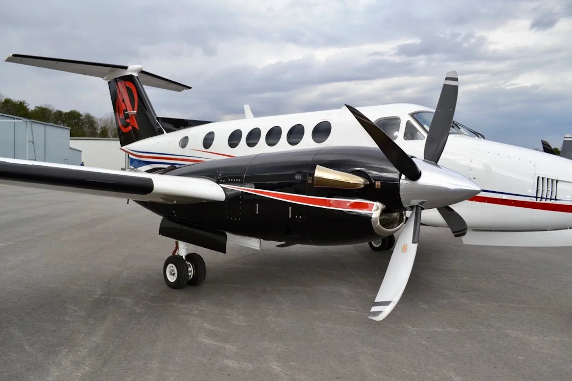 Marketing image of a 1998 Beechcraft KING AIR B200 — Carolina Jet.