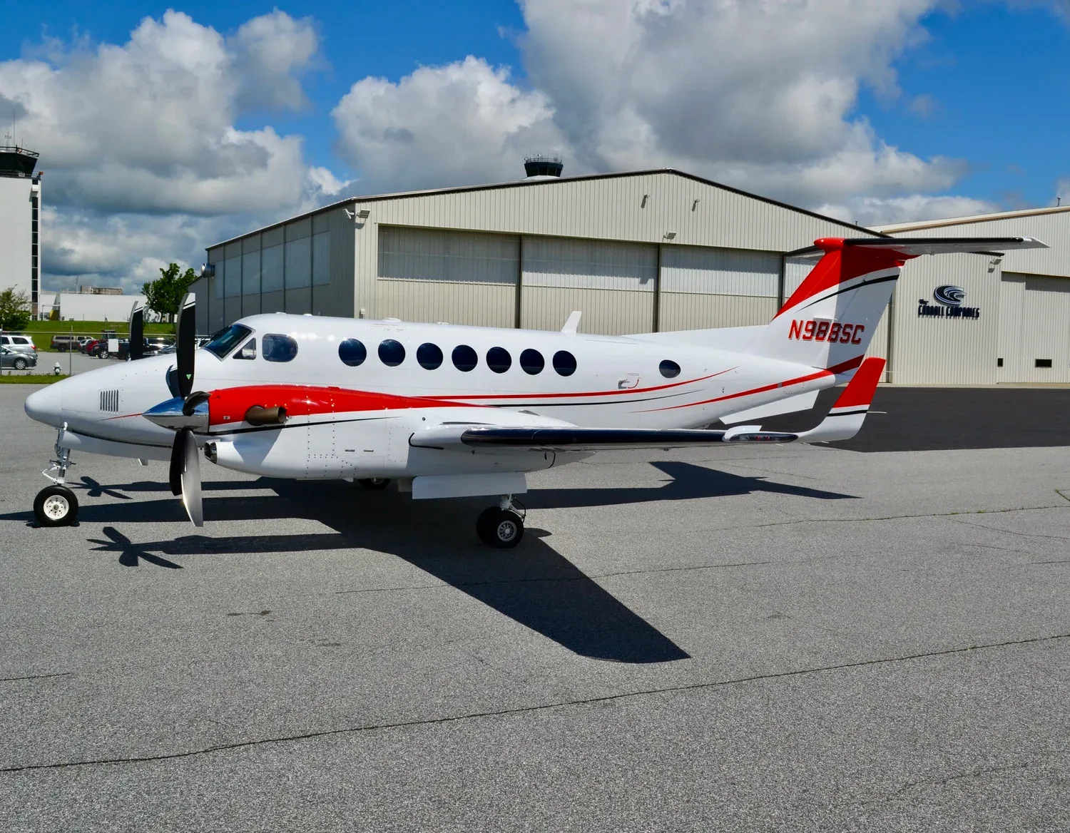 Exterior view of a 1999 Beechcraft KING AIR 350 — Carolina Jet.