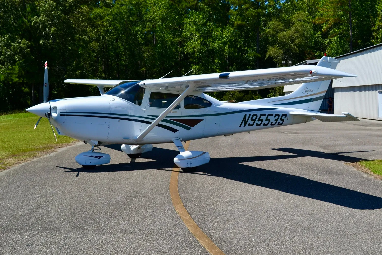 Exterior view of a 1998 Cessna 182S Skylane — Carolina Jet.