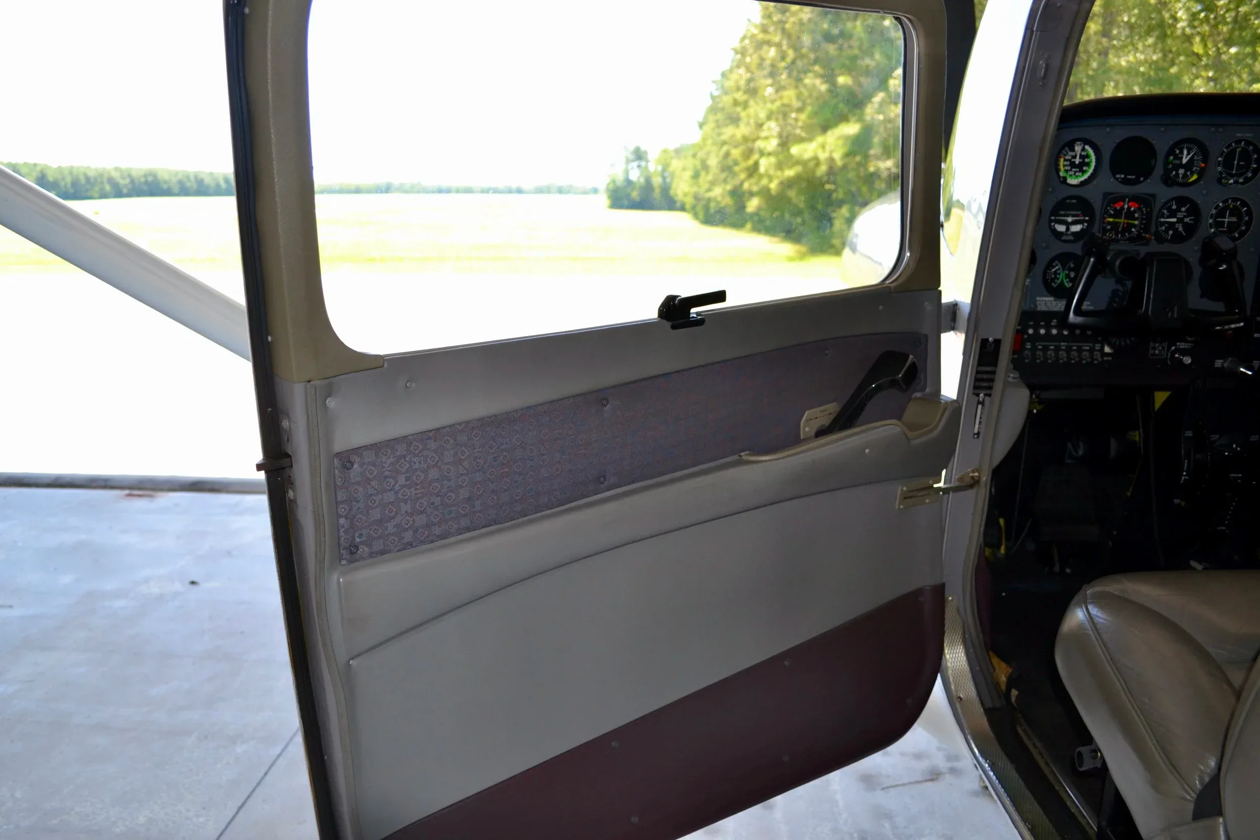 Cabin interior of a 1998 Cessna 182S Skylane — Carolina Jet.