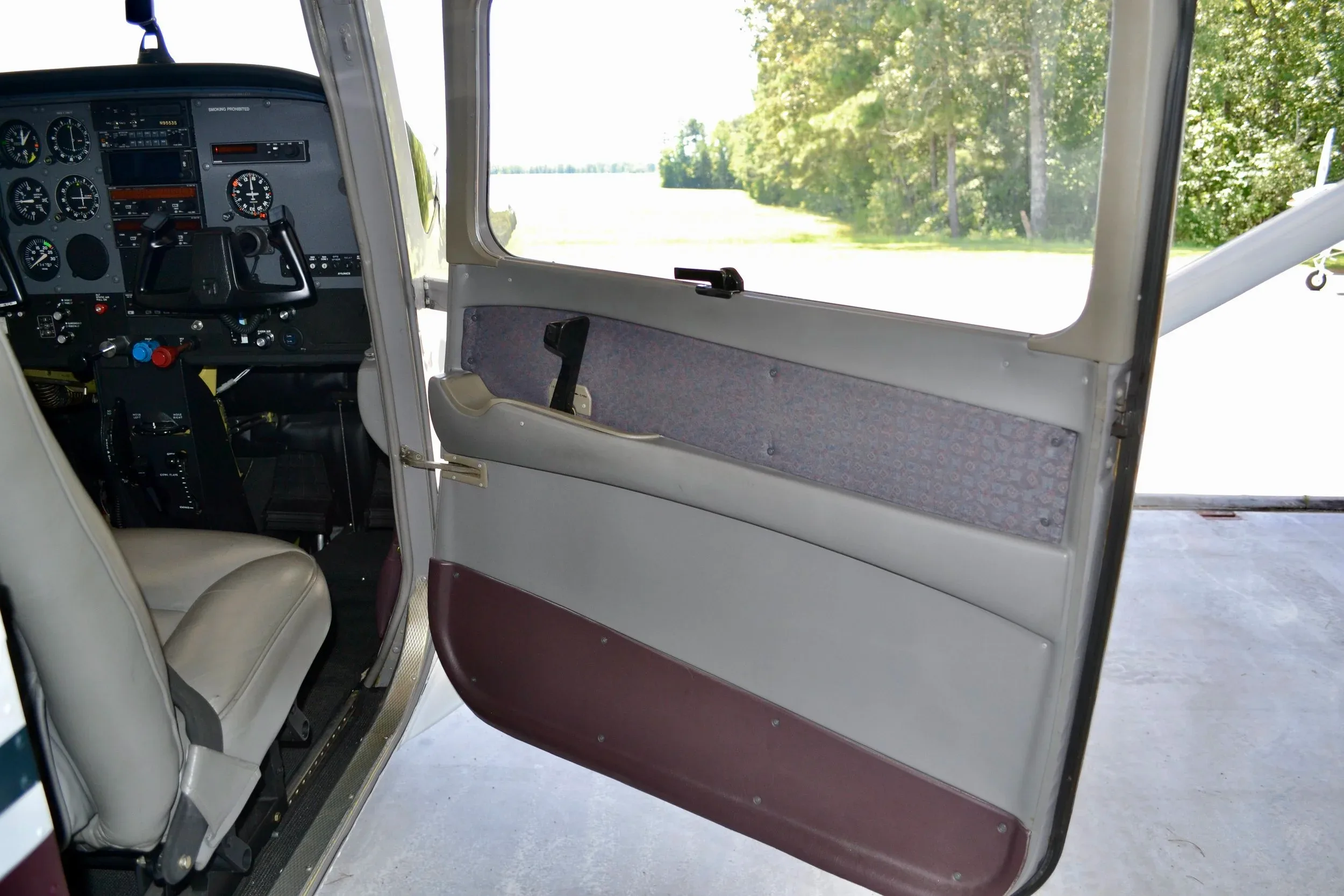 Cabin interior of a 1998 Cessna 182S Skylane — Carolina Jet.
