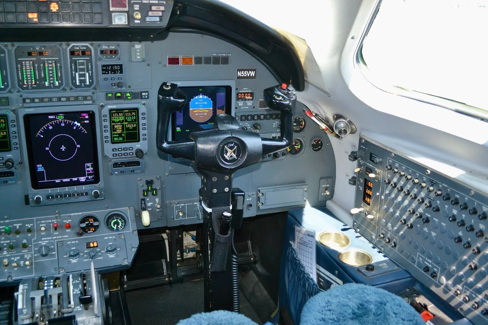 Cockpit and instrument panel of a 2000 Cessna CITATION EXCEL — Carolina Jet.