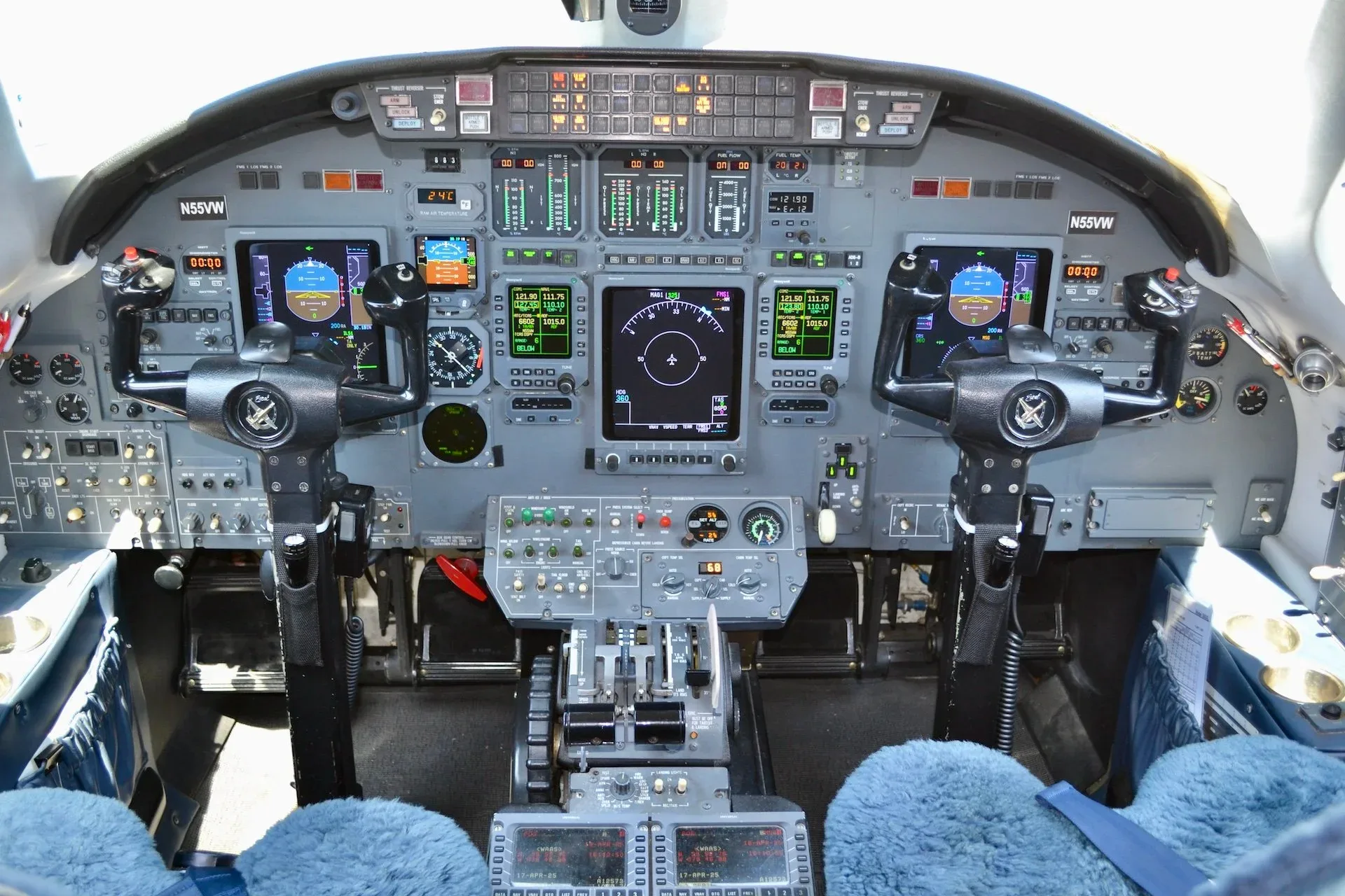 Cockpit and instrument panel of a 2000 Cessna CITATION EXCEL — Carolina Jet.