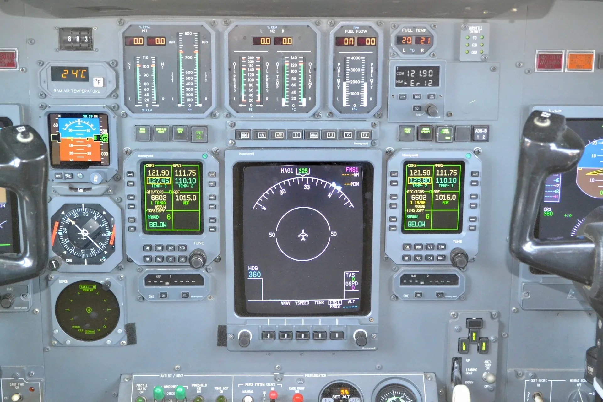 Cockpit and instrument panel of a 2000 Cessna CITATION EXCEL — Carolina Jet.