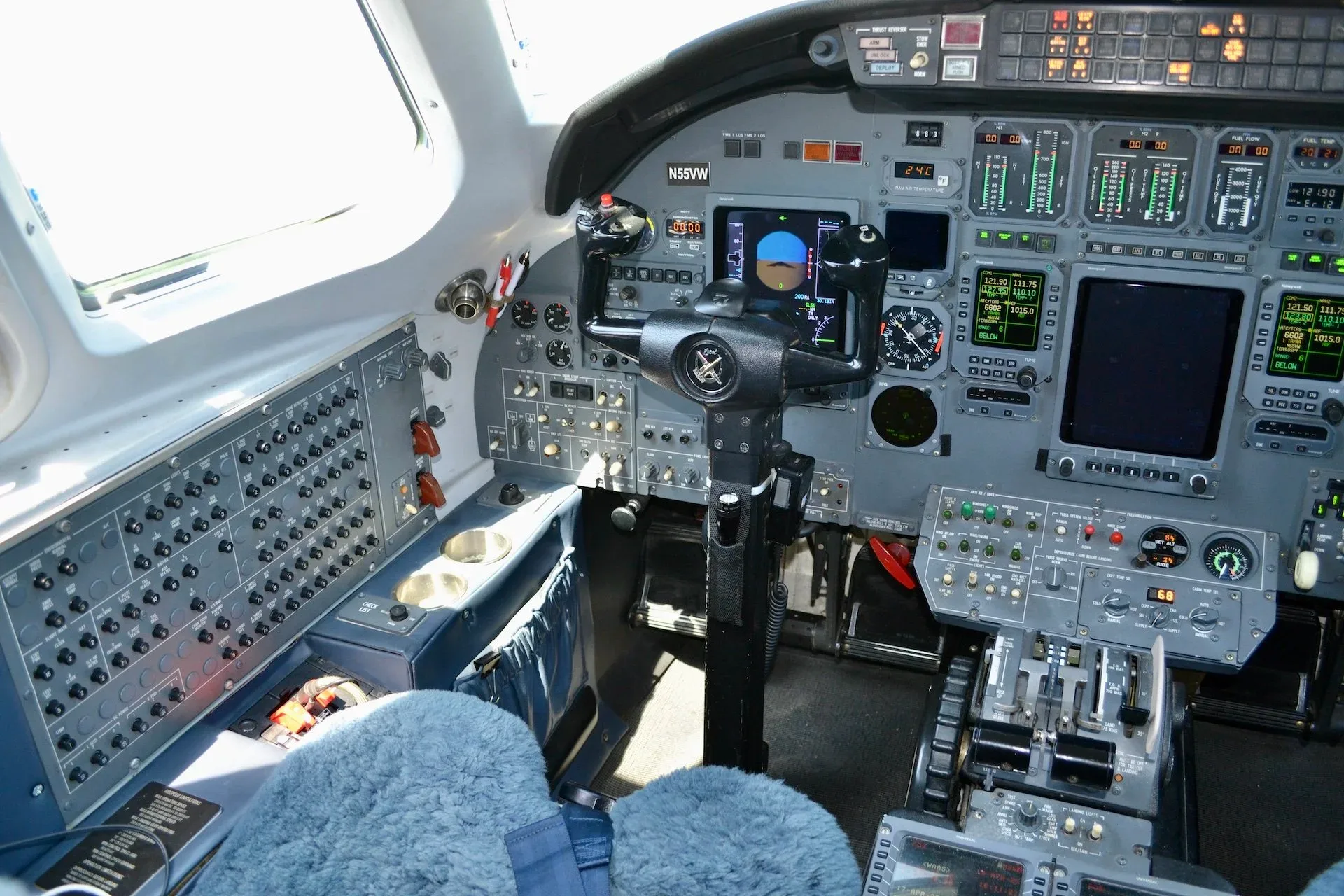 Cockpit and instrument panel of a 2000 Cessna CITATION EXCEL — Carolina Jet.