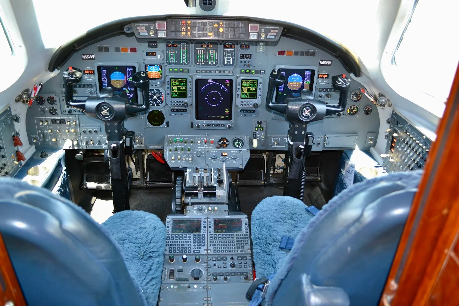 Cockpit and instrument panel of a 2000 Cessna CITATION EXCEL — Carolina Jet.