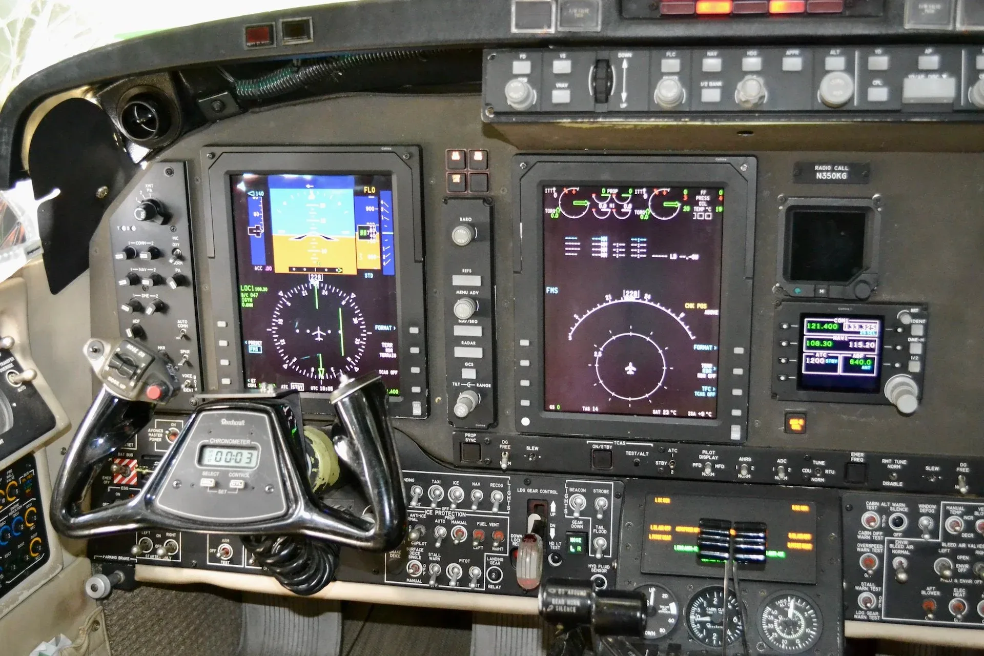 Cockpit and instrument panel of a 2004 Beechcraft KING AIR 350 — Carolina Jet.