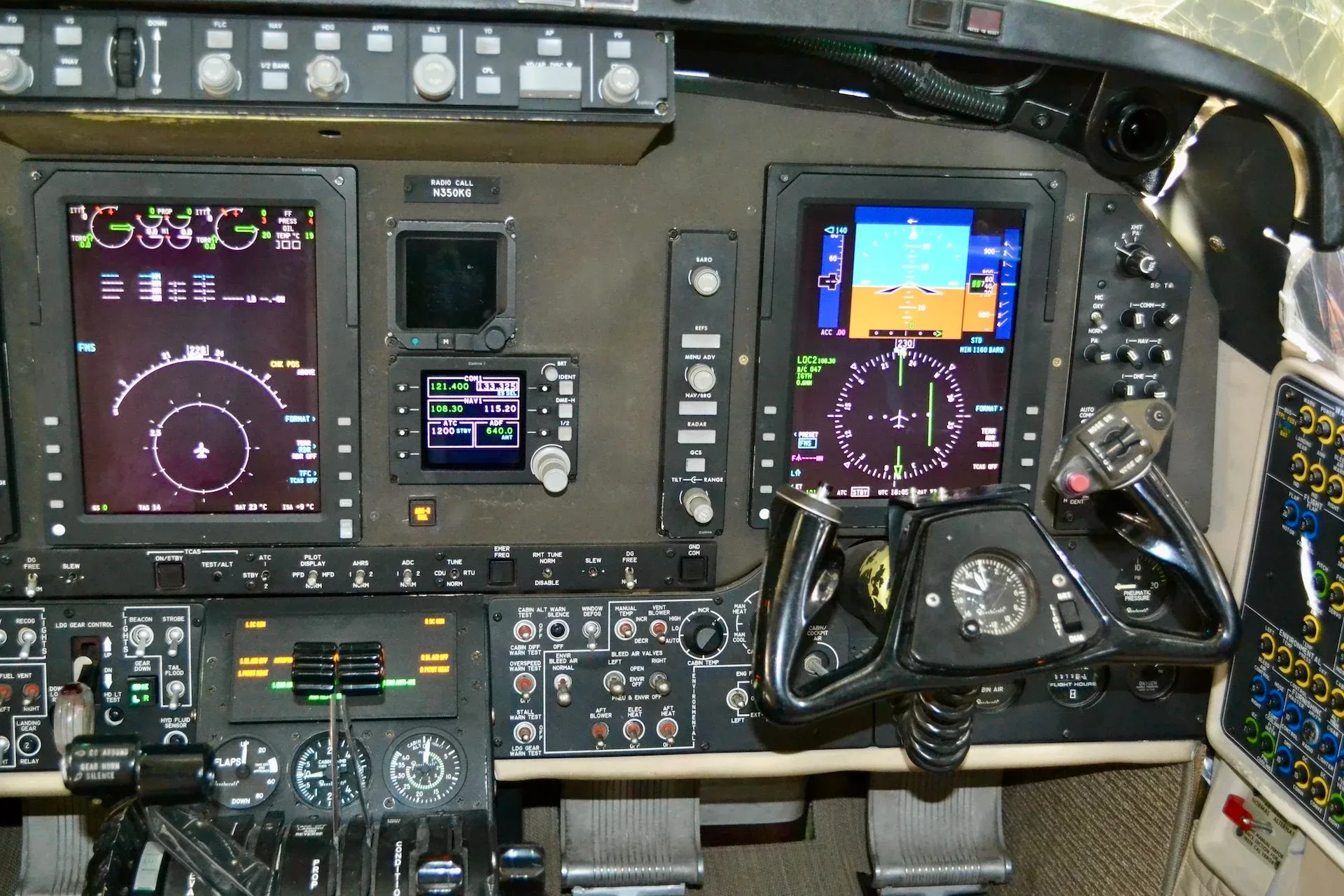 Cockpit and instrument panel of a 2004 Beechcraft KING AIR 350 — Carolina Jet.