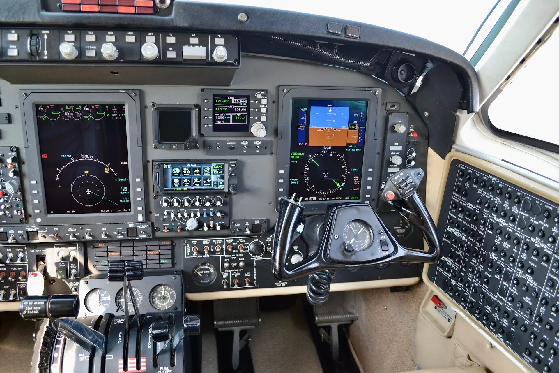 Cockpit and instrument panel of a 2004 Beechcraft KING AIR B200 — Carolina Jet.