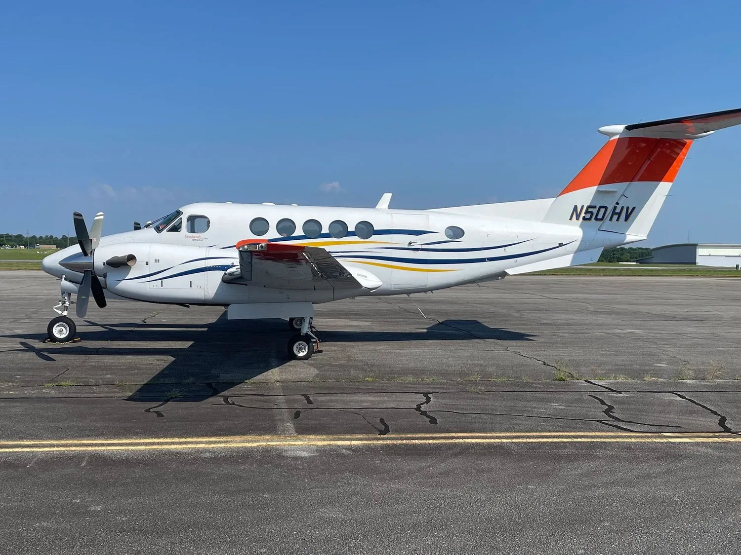 Exterior view of a 2004 Beechcraft KING AIR B200 — Carolina Jet.