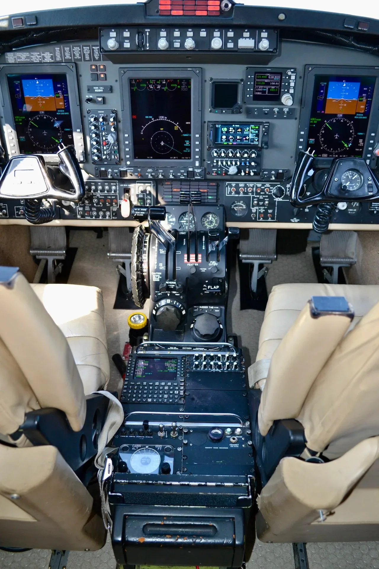 Cockpit and instrument panel of a 2004 Beechcraft KING AIR B200 — Carolina Jet.