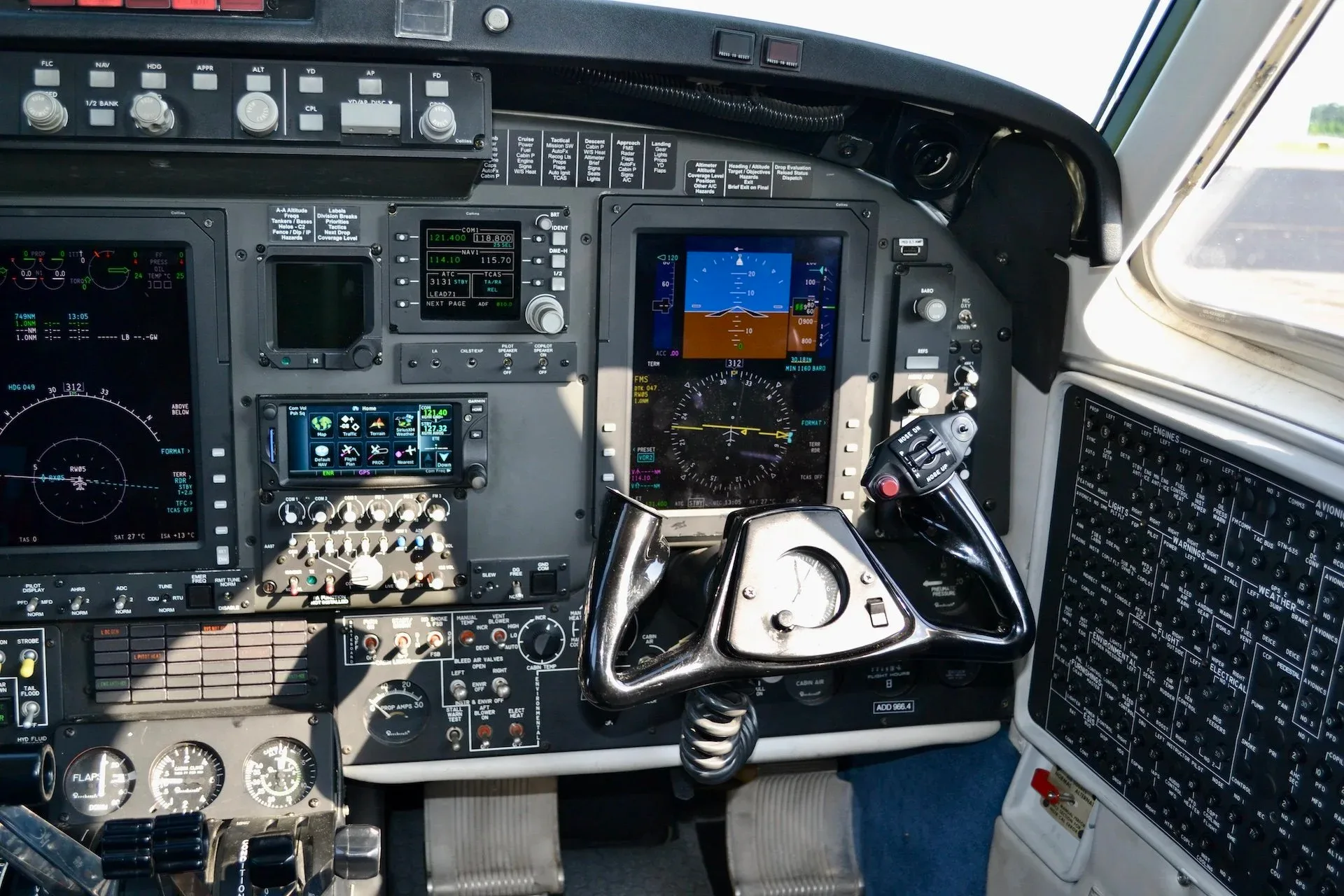 Cockpit and instrument panel of a 2005 Beechcraft KING AIR B200 — Carolina Jet.