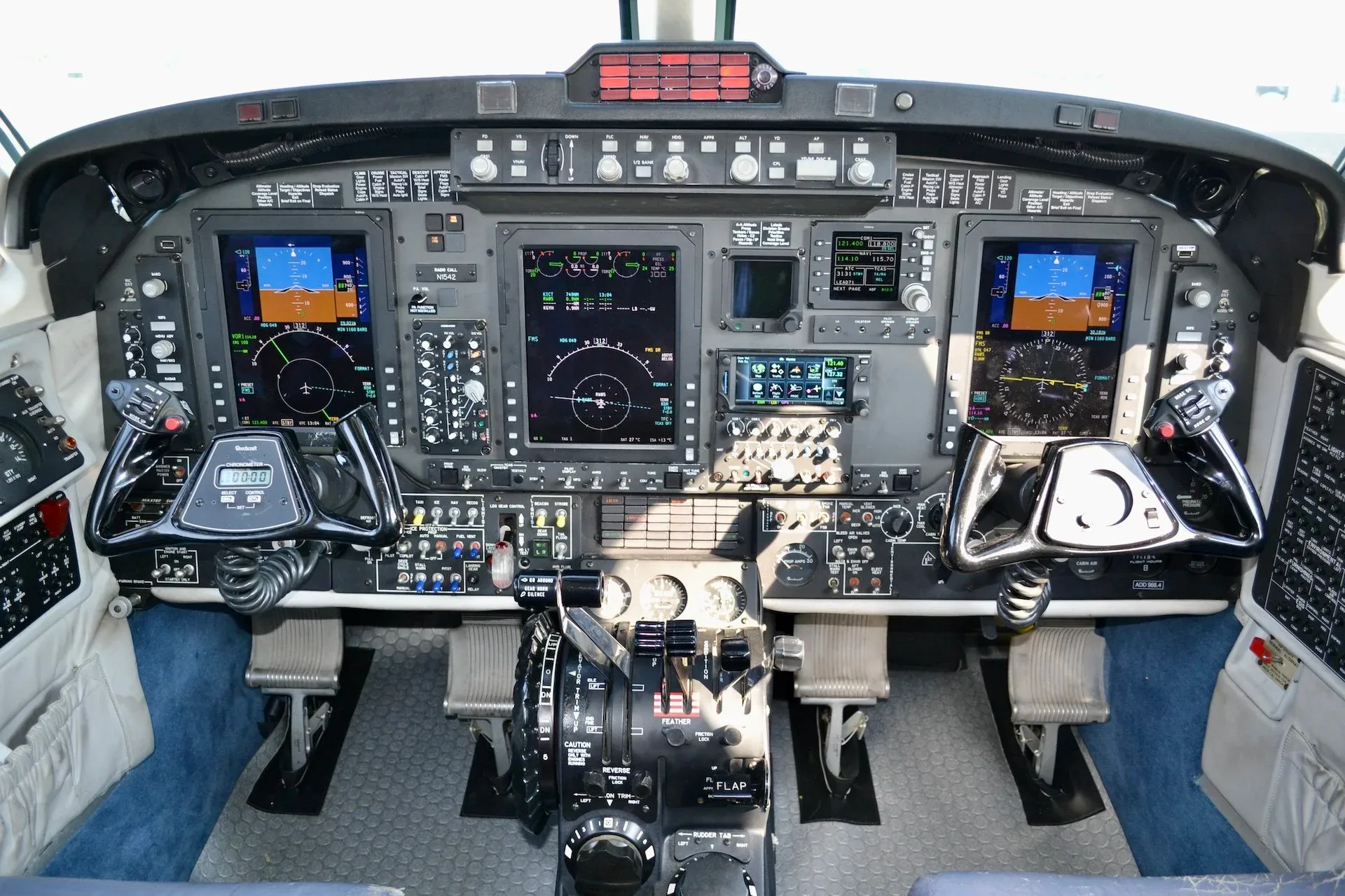 Cockpit and instrument panel of a 2005 Beechcraft KING AIR B200 — Carolina Jet.