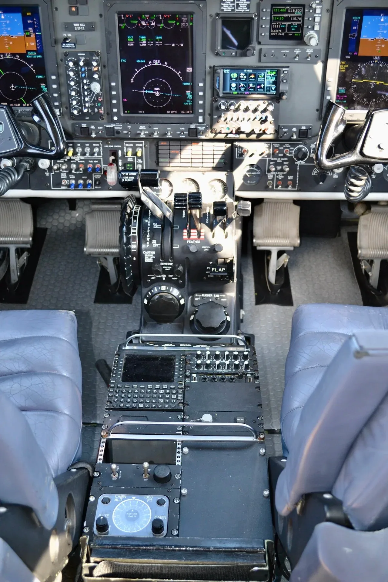 Cockpit and instrument panel of a 2005 Beechcraft KING AIR B200 — Carolina Jet.