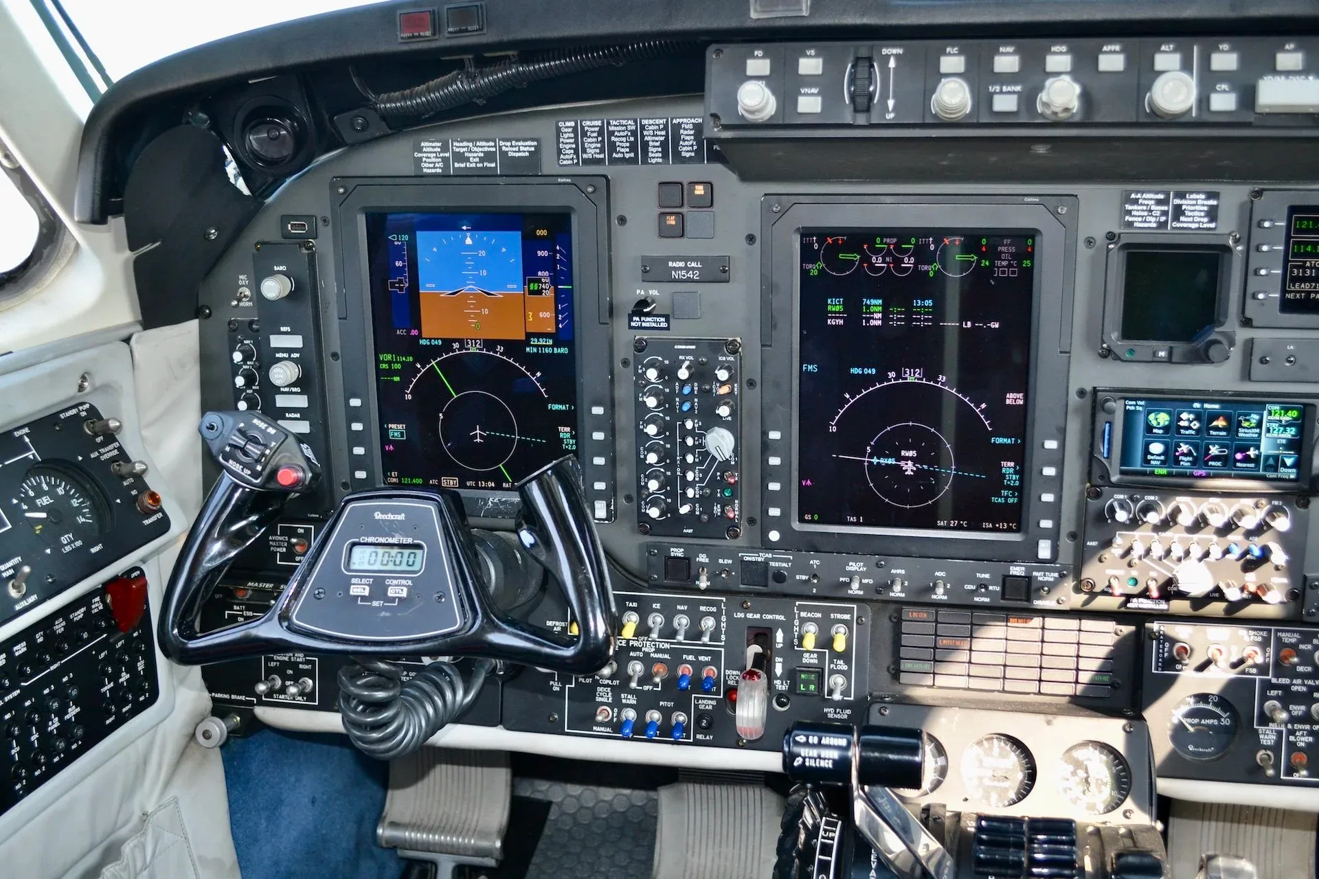 Cockpit and instrument panel of a 2005 Beechcraft KING AIR B200 — Carolina Jet.