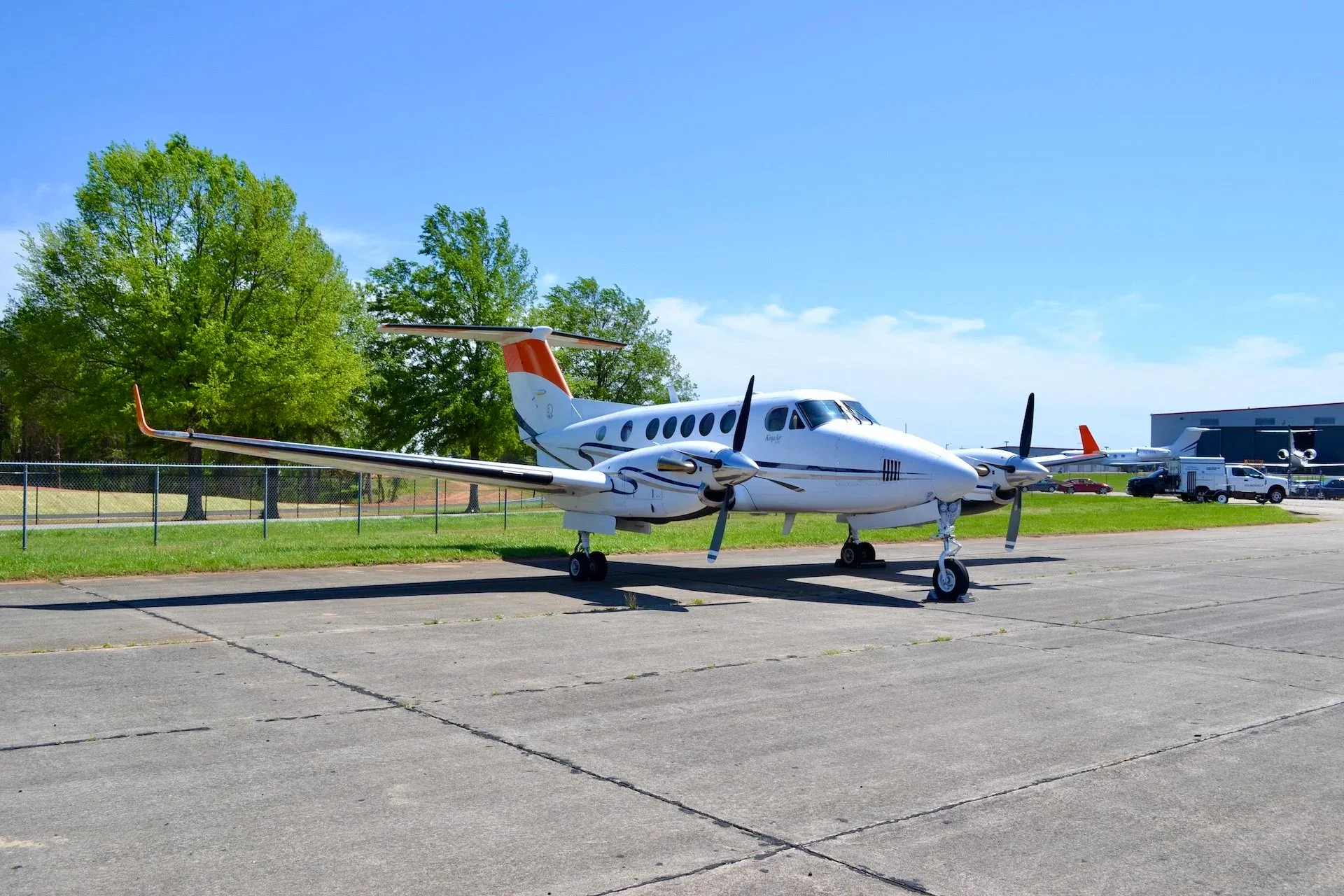Exterior view of a 2005 Beechcraft KING AIR B200 — Carolina Jet.