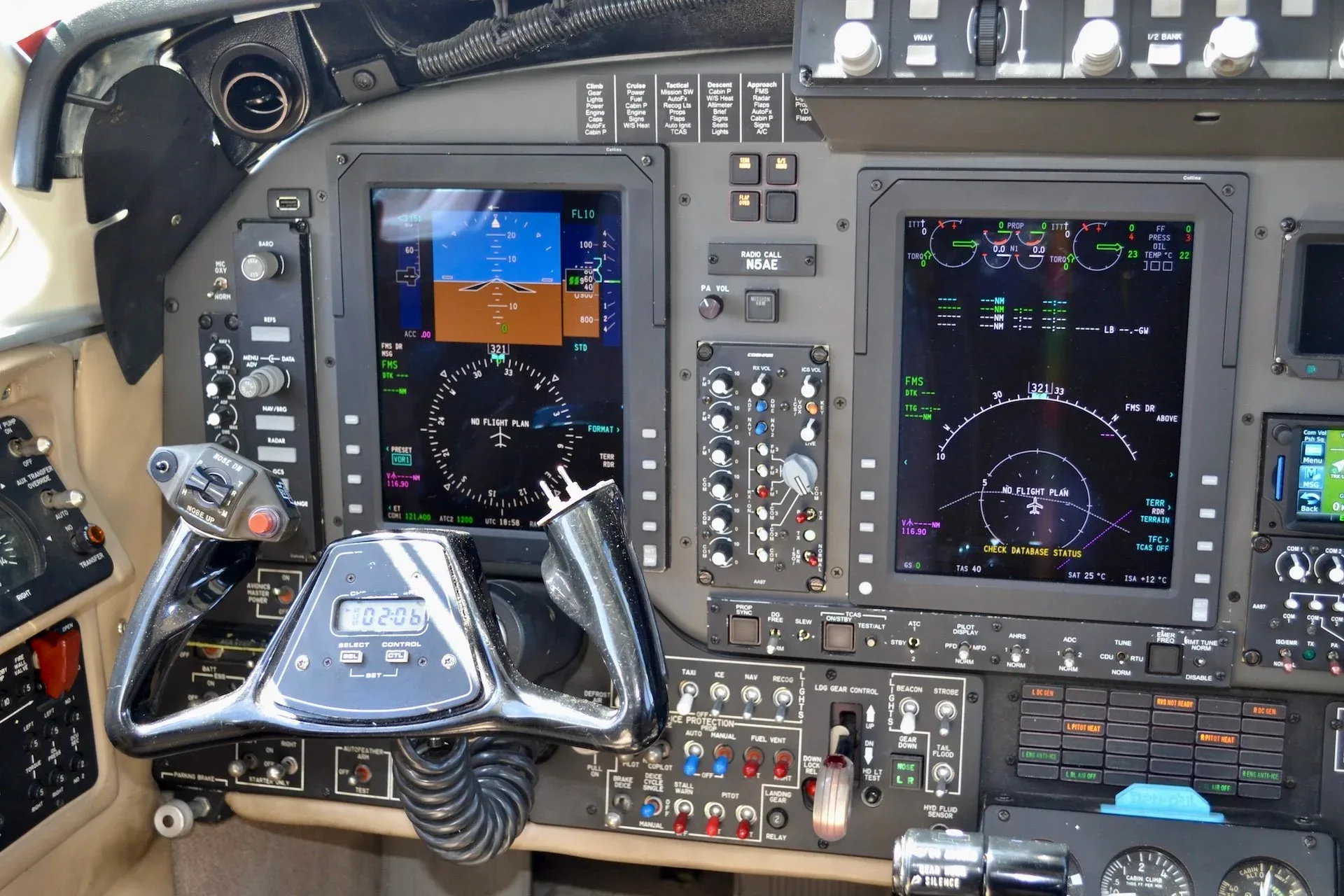 Cockpit and instrument panel of a 2005 Beechcraft KING AIR B200 — Carolina Jet.