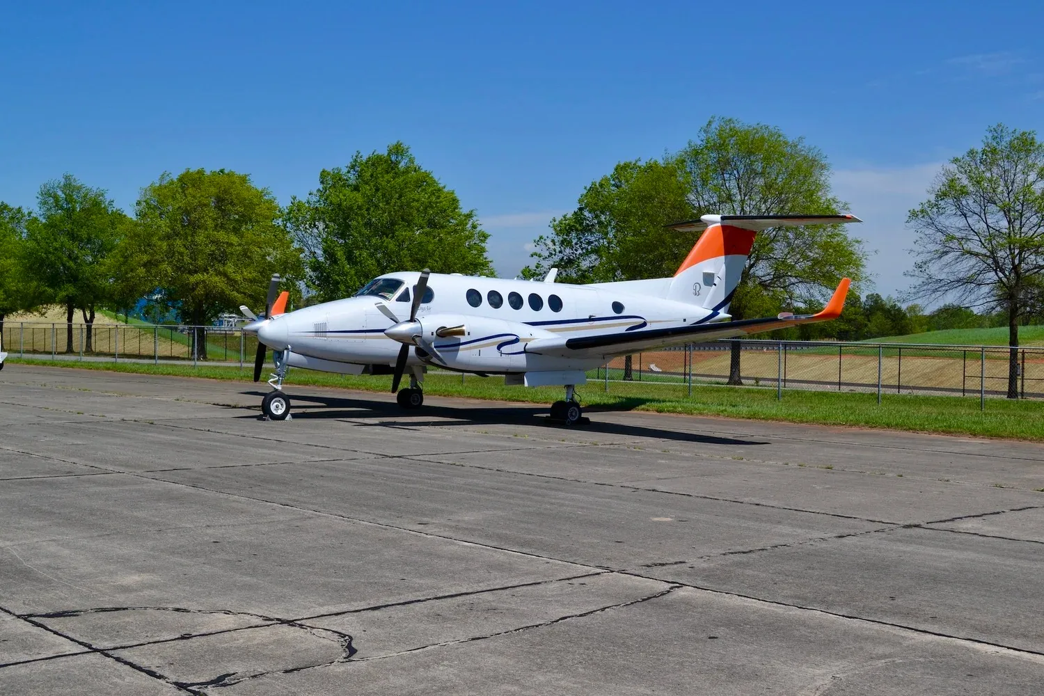 Exterior view of a 2005 Beechcraft KING AIR B200 — Carolina Jet.