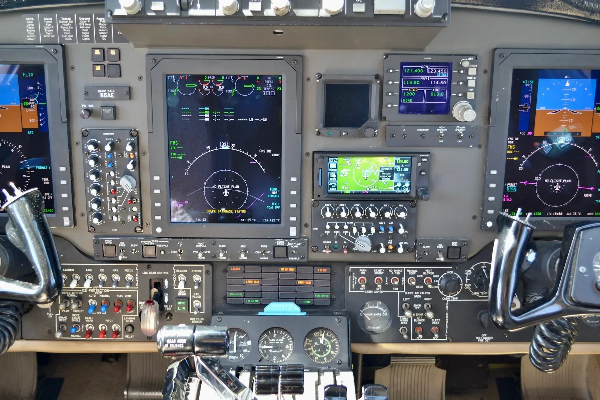 Cockpit and instrument panel of a 2005 Beechcraft KING AIR B200 — Carolina Jet.