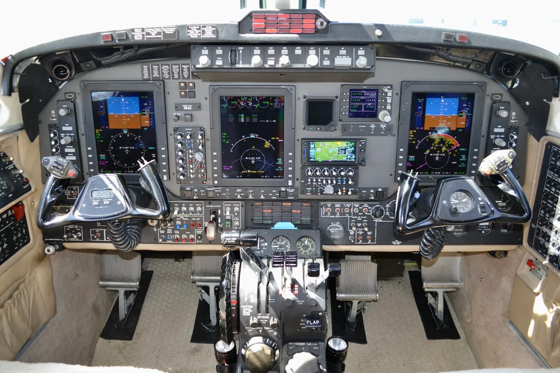 Cockpit and instrument panel of a 2005 Beechcraft KING AIR B200 — Carolina Jet.