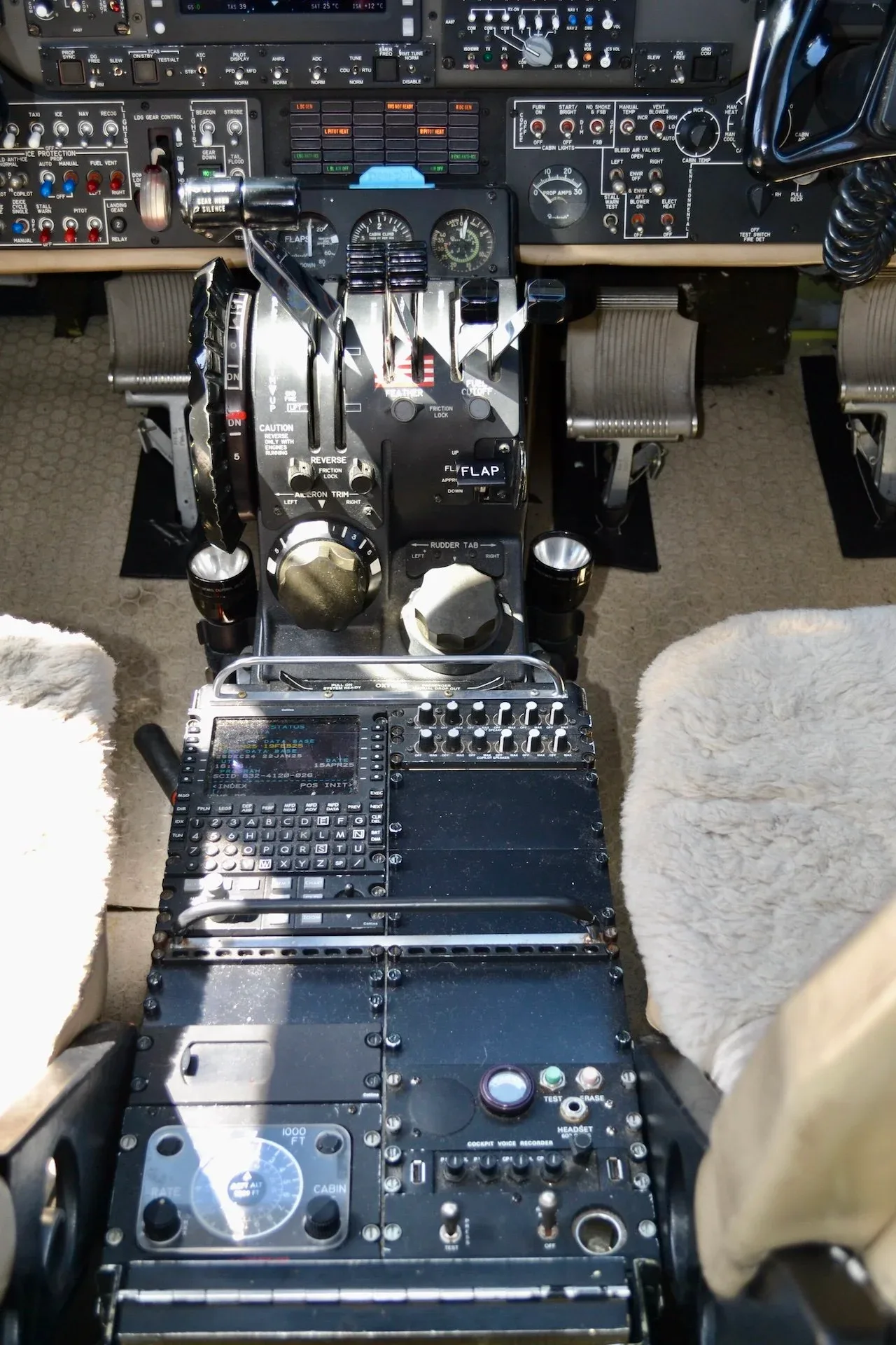 Cockpit and instrument panel of a 2005 Beechcraft KING AIR B200 — Carolina Jet.