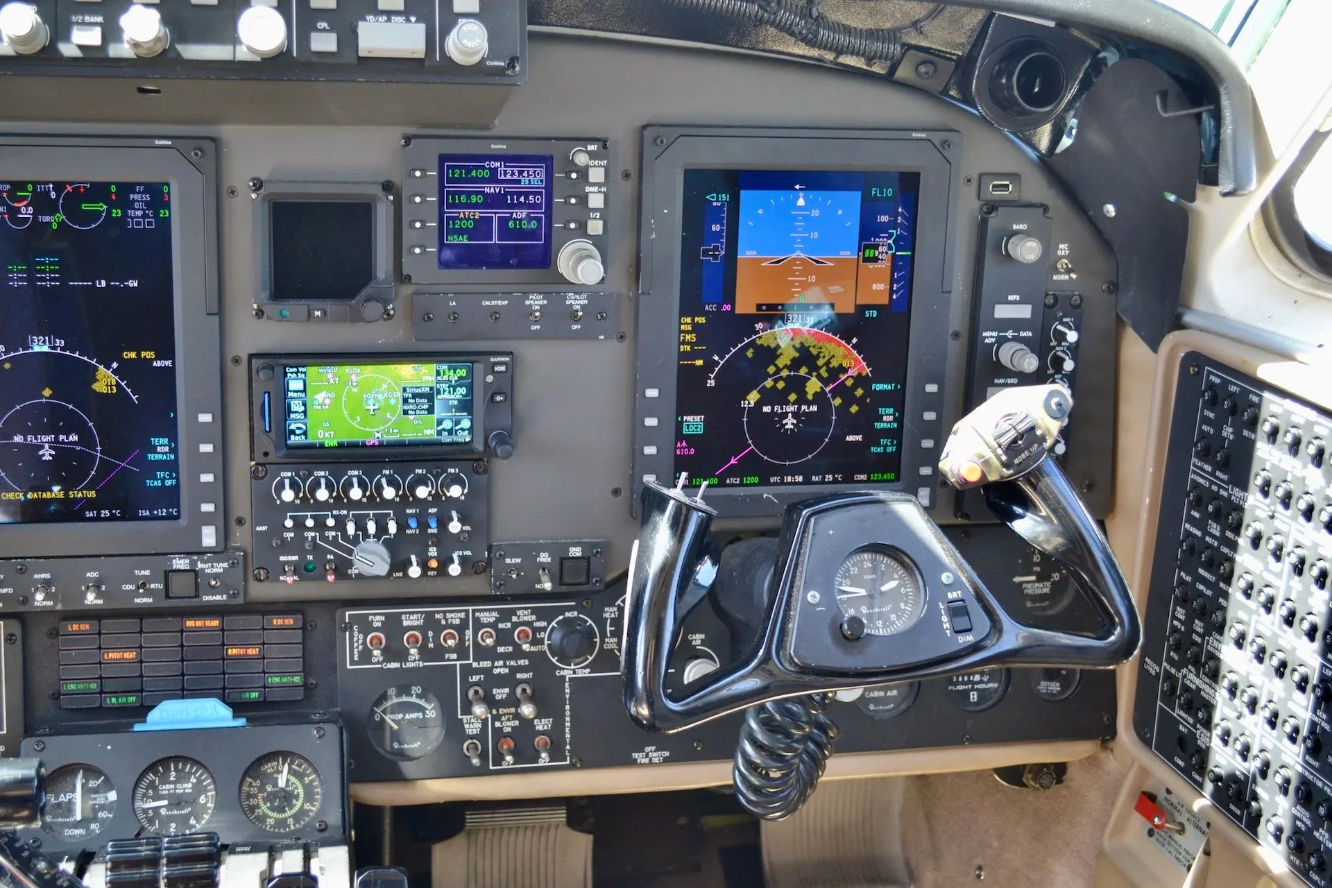 Cockpit and instrument panel of a 2005 Beechcraft KING AIR B200 — Carolina Jet.