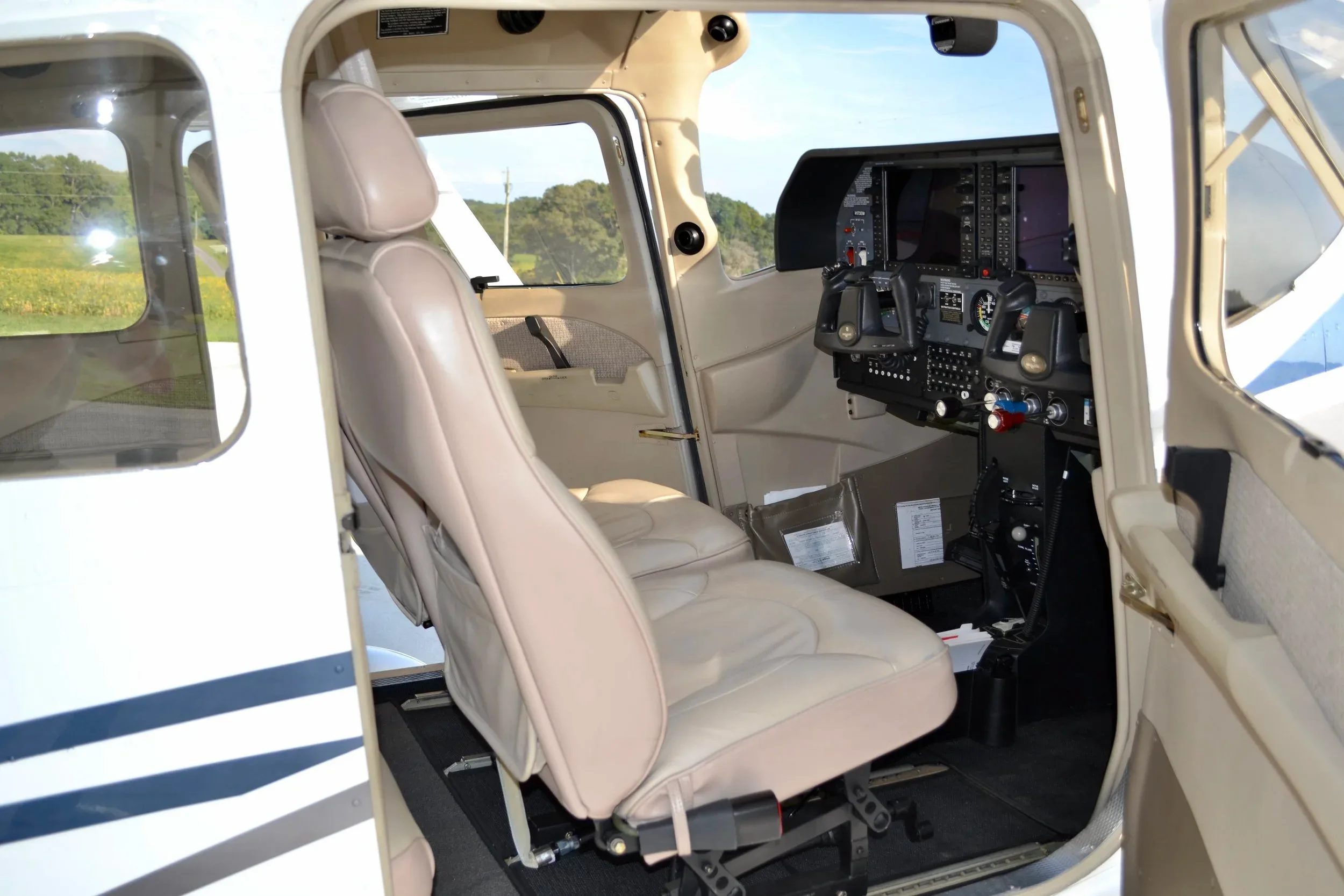 Cabin interior of a 2007 Cessna Turbo 182T Skylane — Carolina Jet.