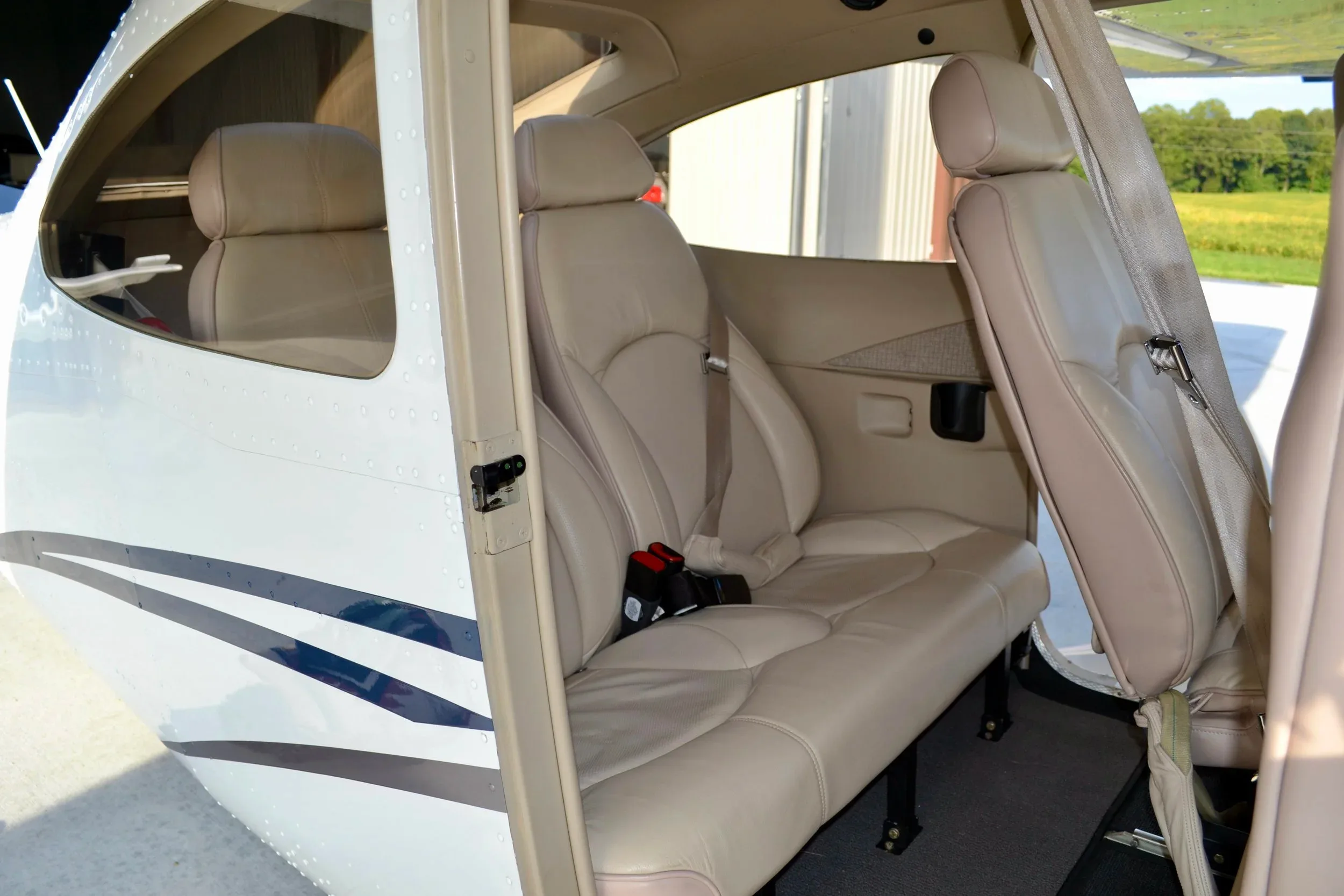 Cabin interior of a 2007 Cessna Turbo 182T Skylane — Carolina Jet.