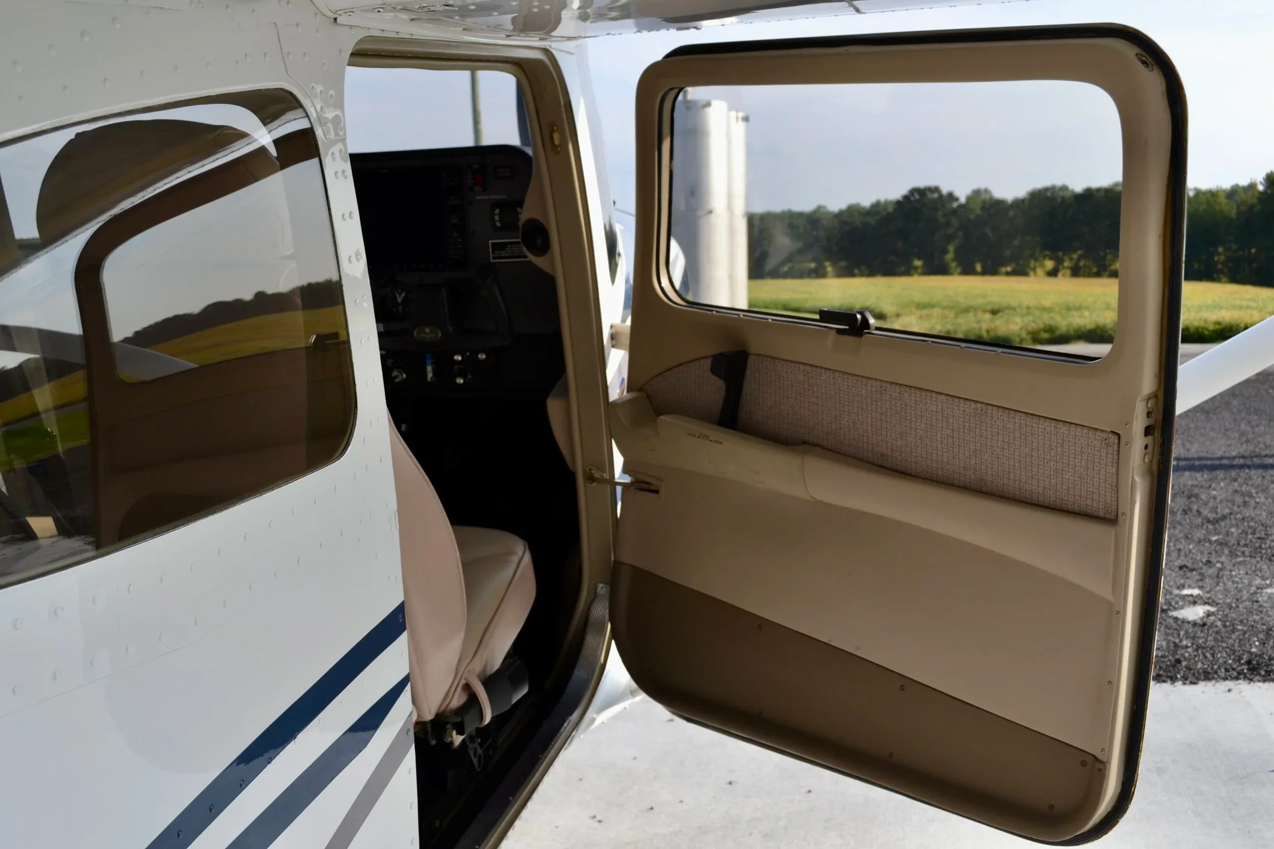 Cabin interior of a 2007 Cessna Turbo 182T Skylane — Carolina Jet.