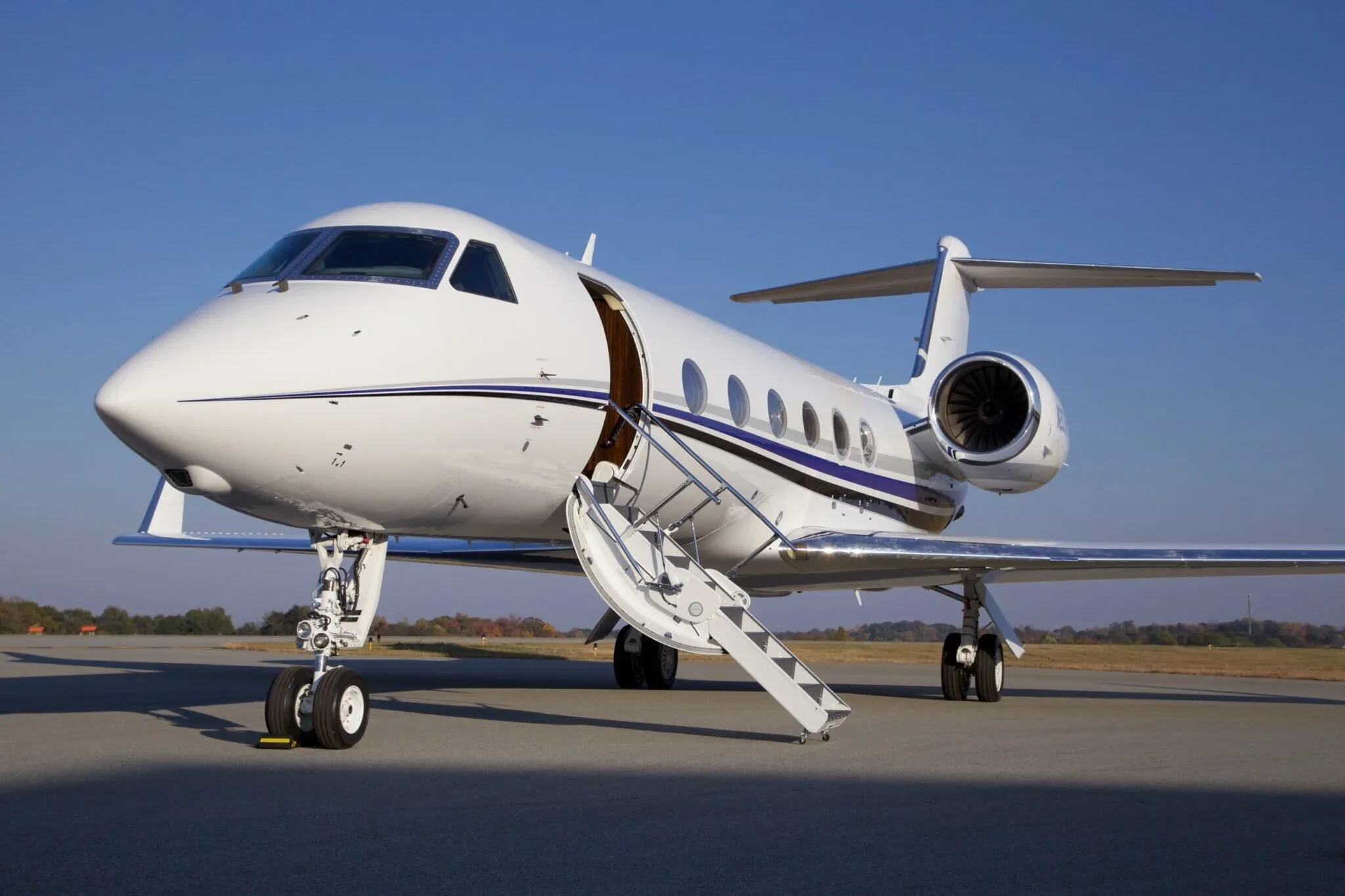 Exterior view of a 2011 Gulfstream G450 — Carolina Jet.