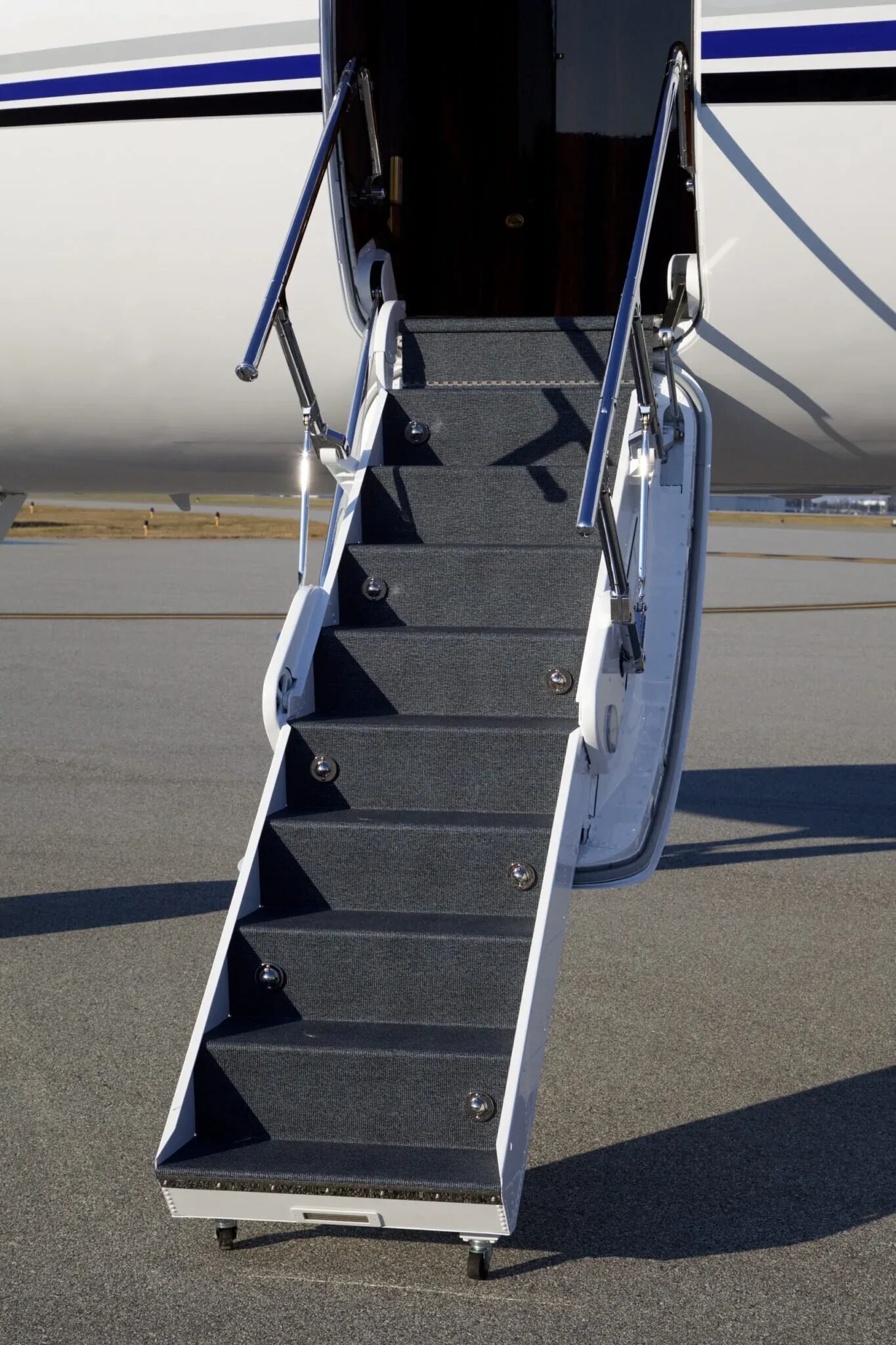 Exterior view of a 2011 Gulfstream G450 — Carolina Jet.