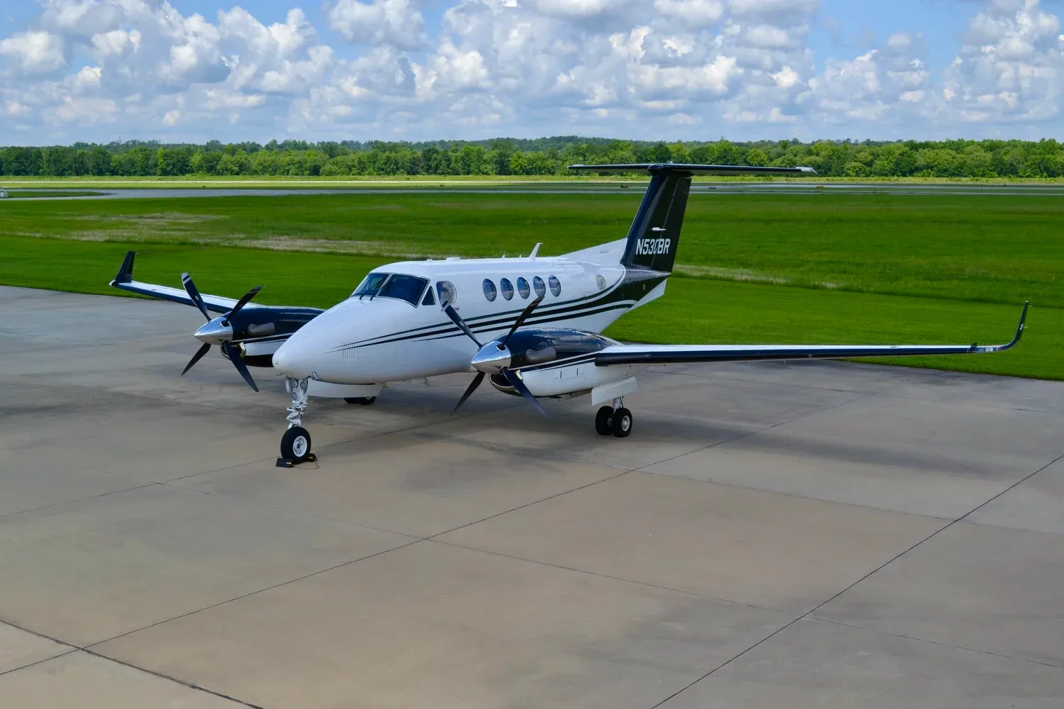 Exterior view of a 2017 Beechcraft KING AIR 250 — Carolina Jet.