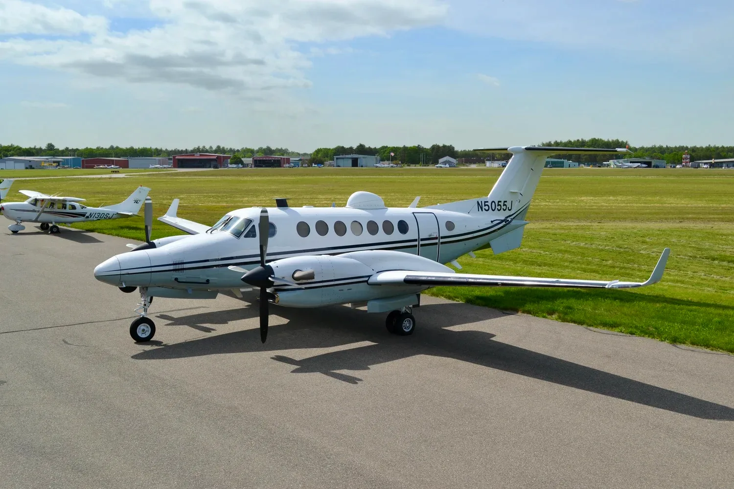 Exterior view of a 2013 Beechcraft KING AIR 350ER — Carolina Jet.