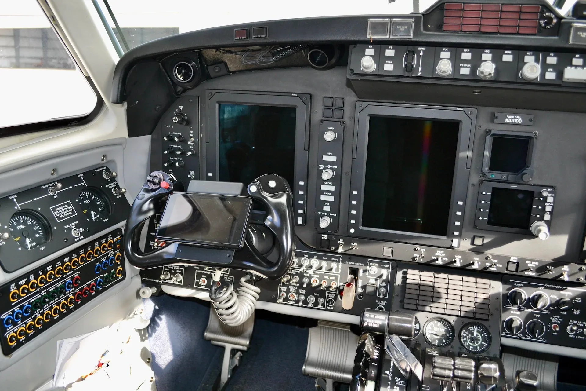 Cockpit and instrument panel of a 2013 Beechcraft KING AIR 350I — Carolina Jet.