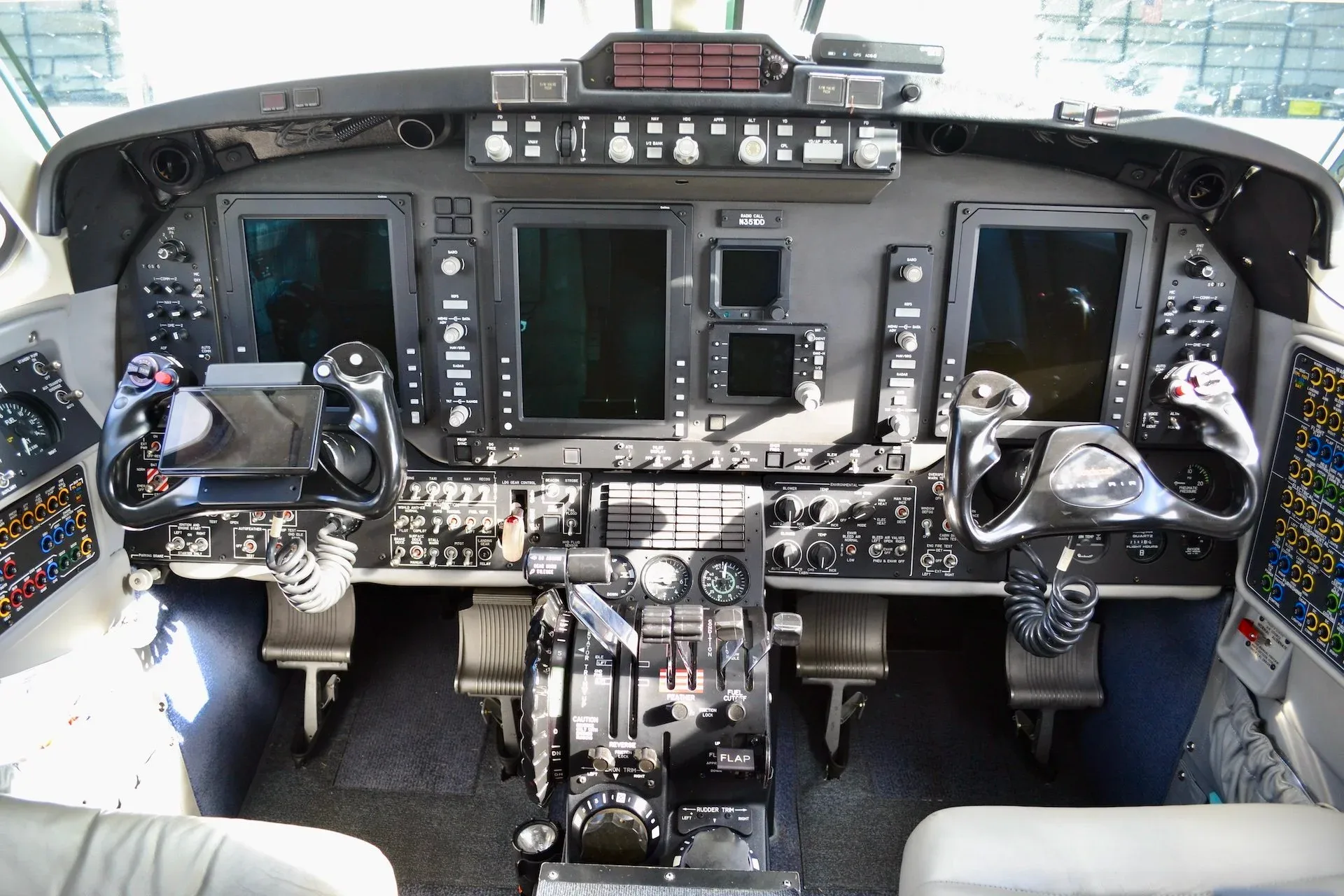 Cockpit and instrument panel of a 2013 Beechcraft KING AIR 350I — Carolina Jet.