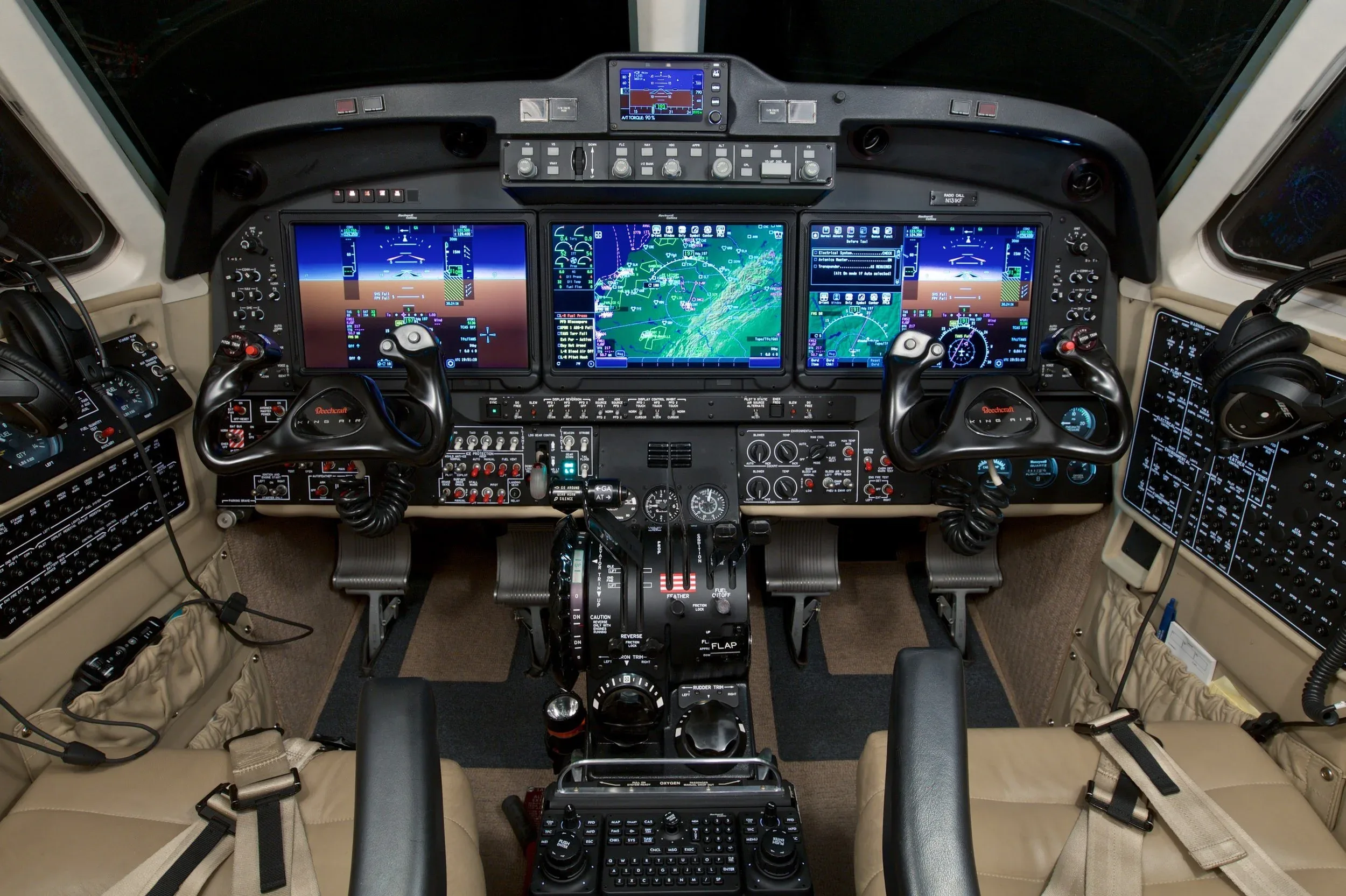 Cockpit and instrument panel of a 2015 Beechcraft KING AIR 350i — Carolina Jet.